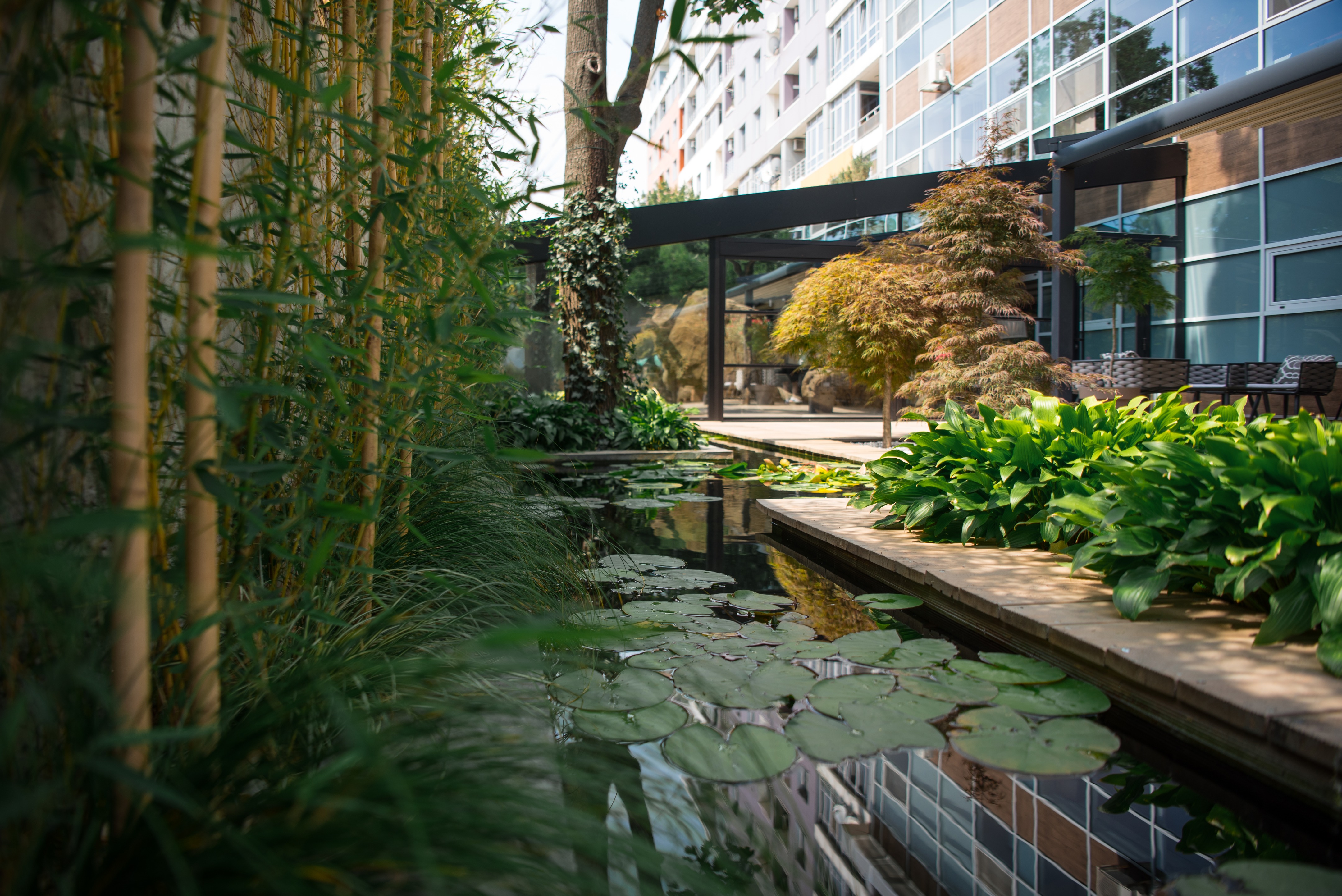 乌克兰 Azuma 餐厅露台 | 城市绿洲的餐饮空间-2