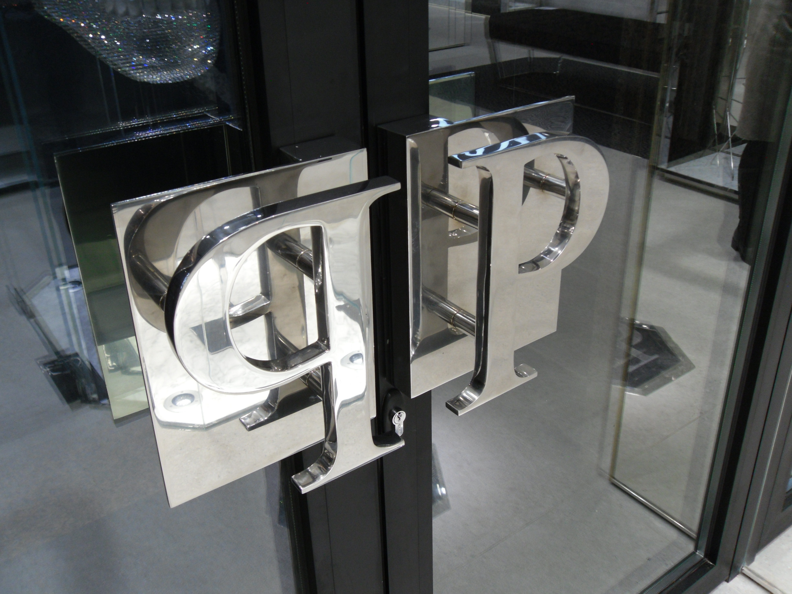 Kazan Philipp Plein 精品店室内设计-7