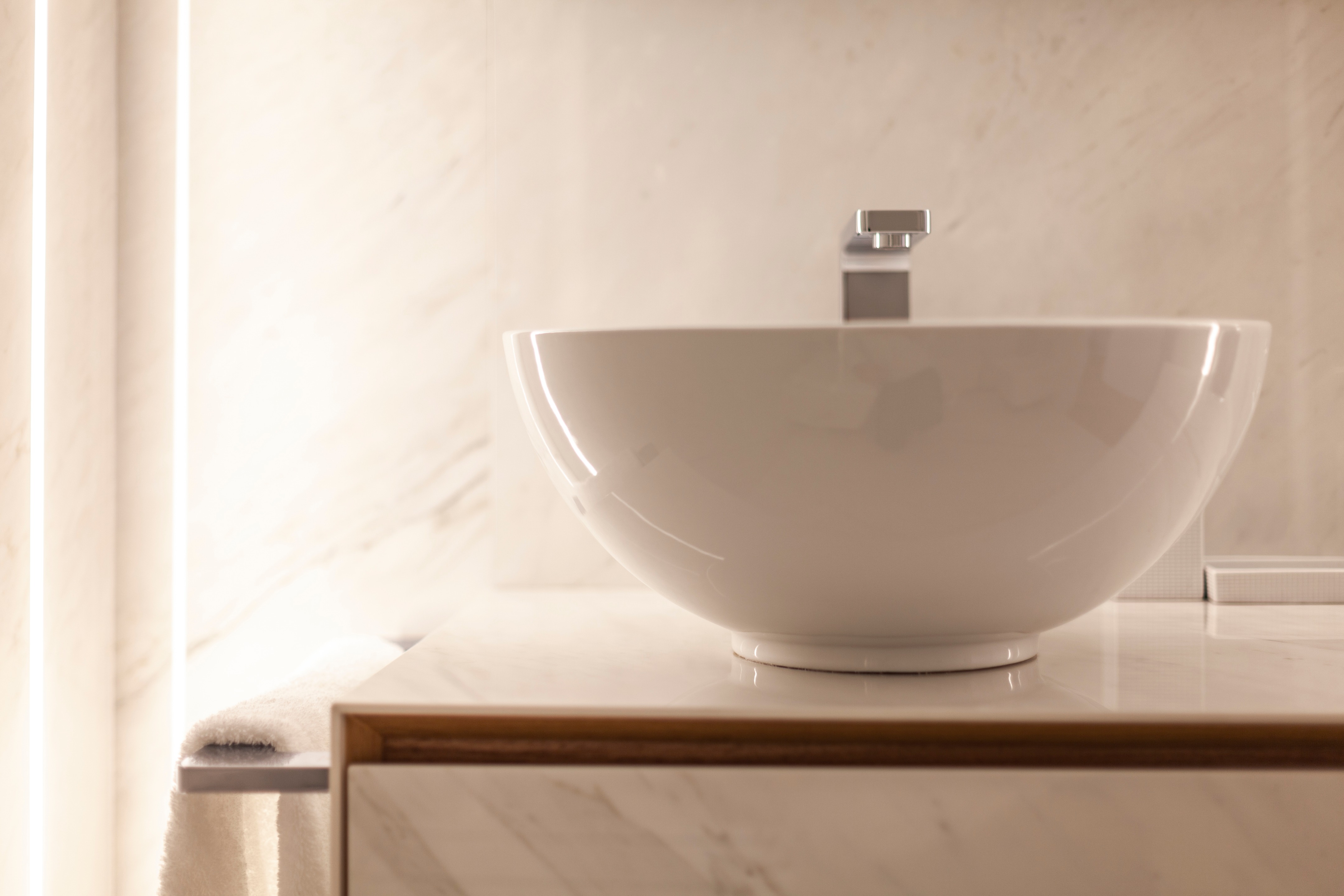 极简风格顶层公寓，温暖木质地板与经典黑白浴室设计-52