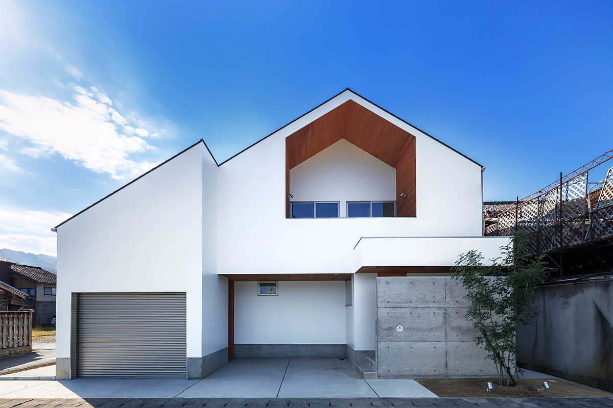 京都豪斯洛极简住宅 | 木质定制空间与倾斜天花板设计-1