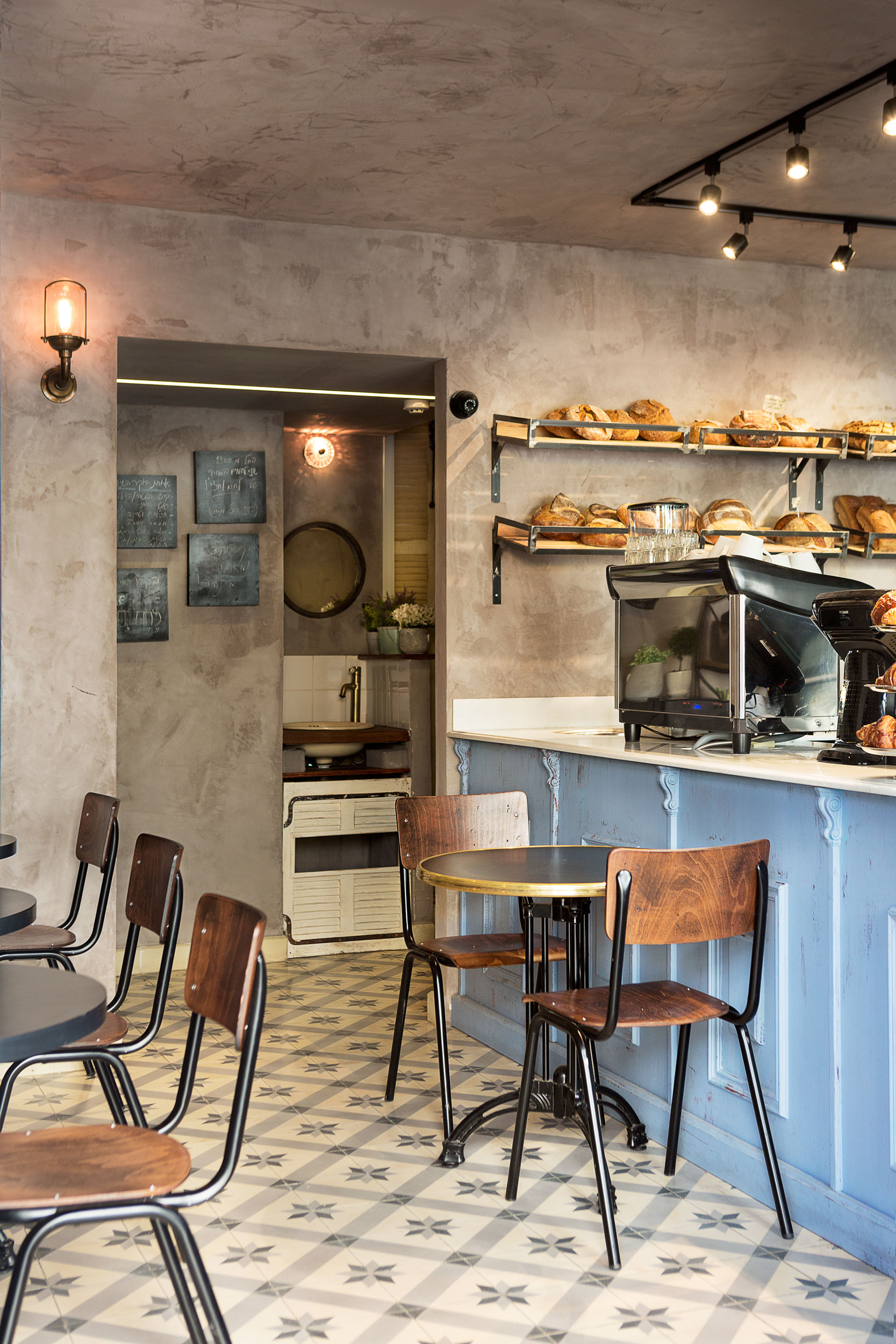 金属木质元素打造的现代烘焙咖啡厅-8