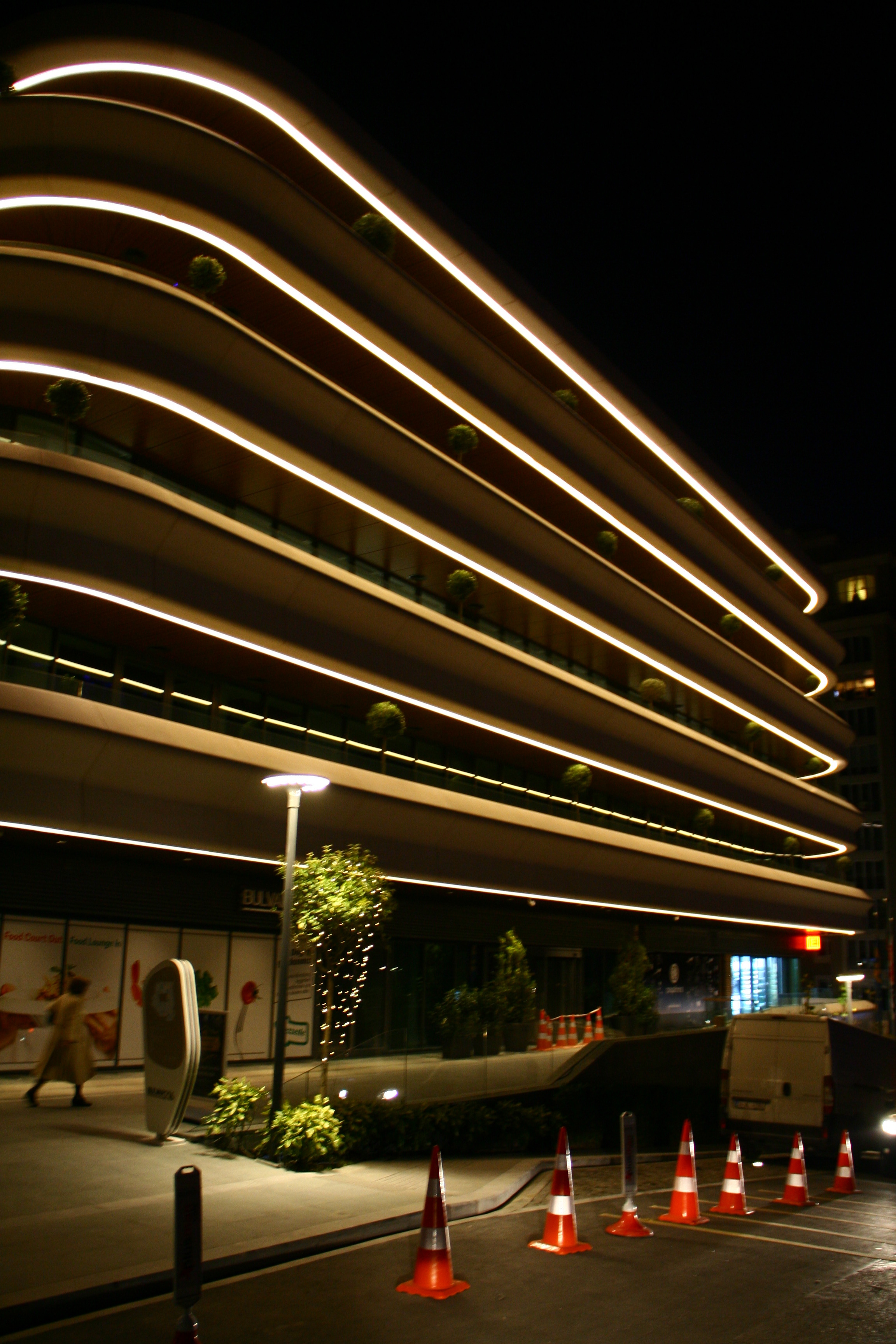 五层模块化办公室，和谐融入城市与宗教环境-10