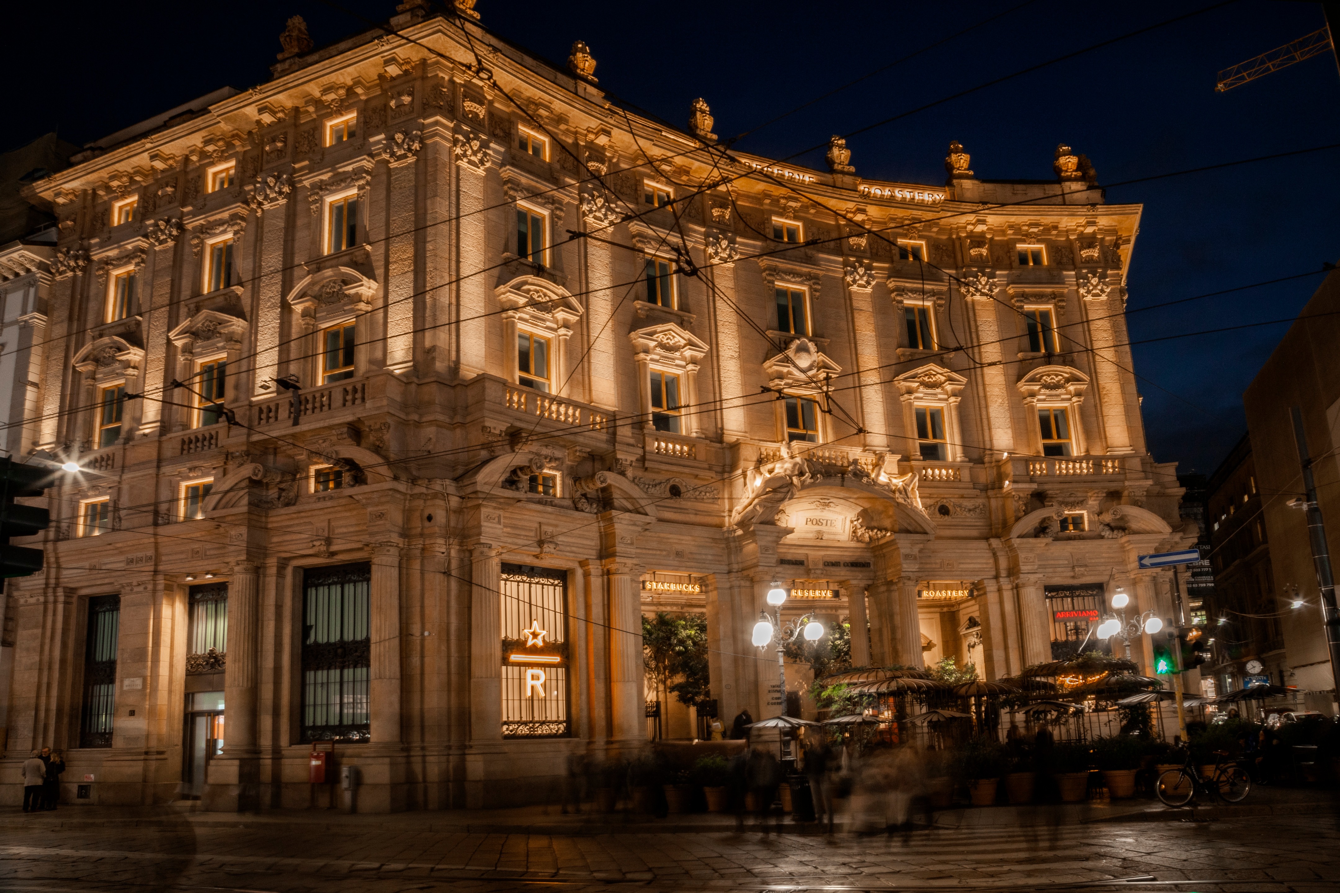 星巴克旗舰店的奢华内部设计-1