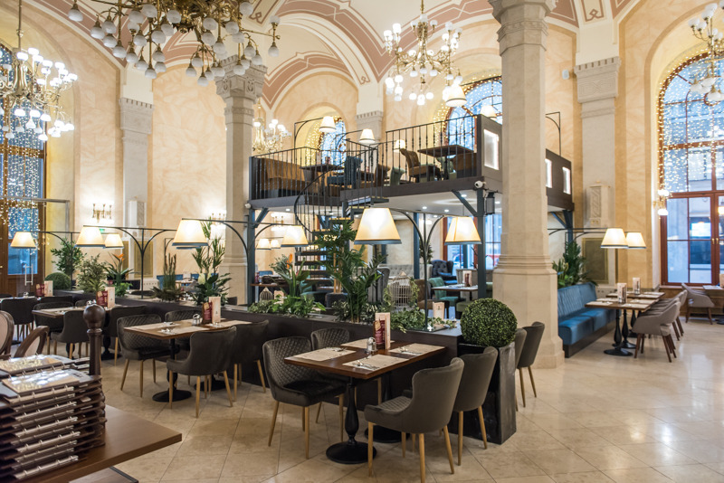 布达佩斯百年建筑中的现代餐厅-1