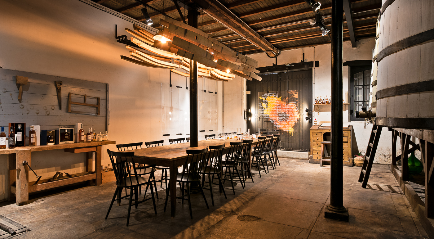 Bache Gabrielsen 酒瓶展示墙的室内设计魅力-1