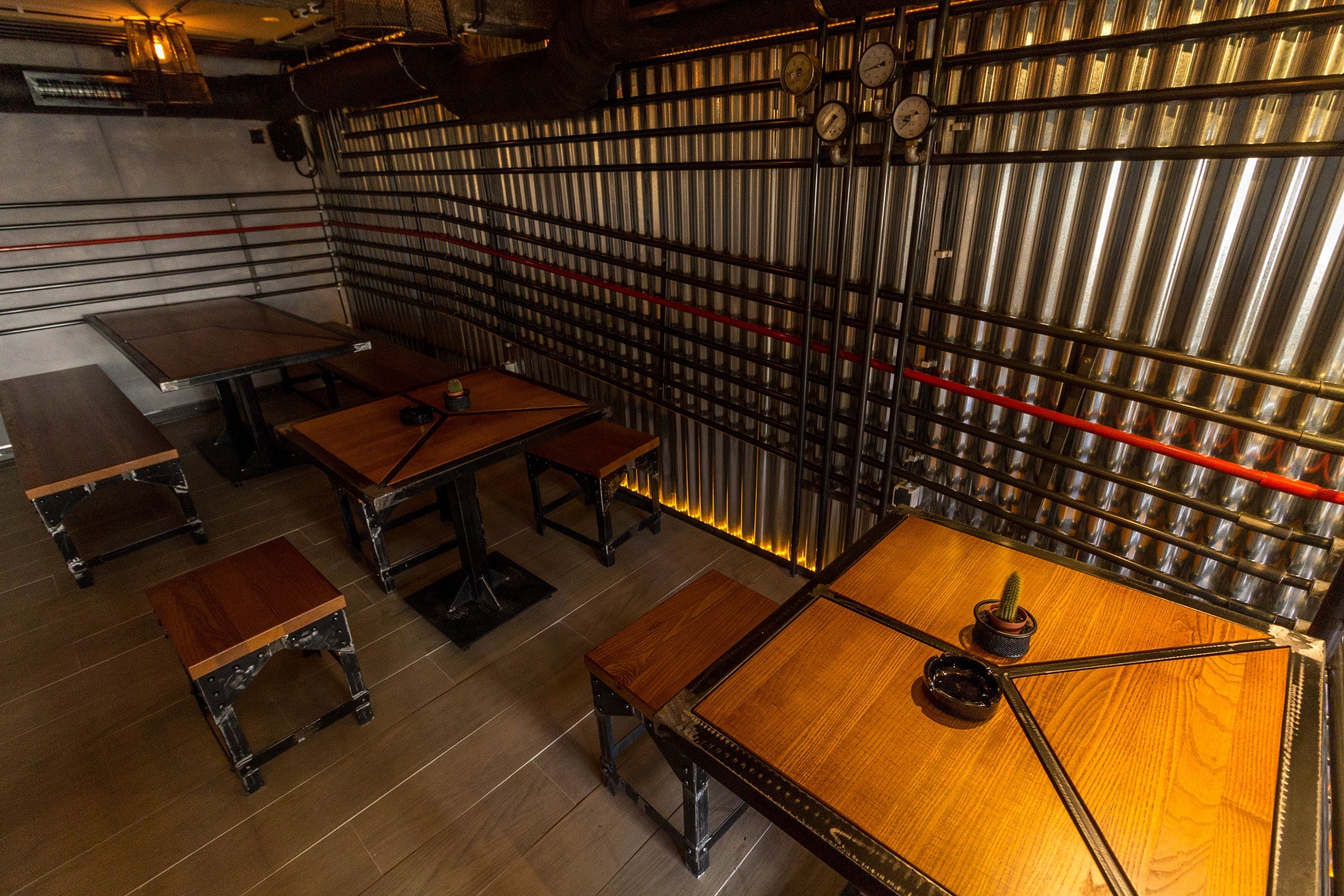 独特工业风,1200 米管道打造的极致酒吧空间-16