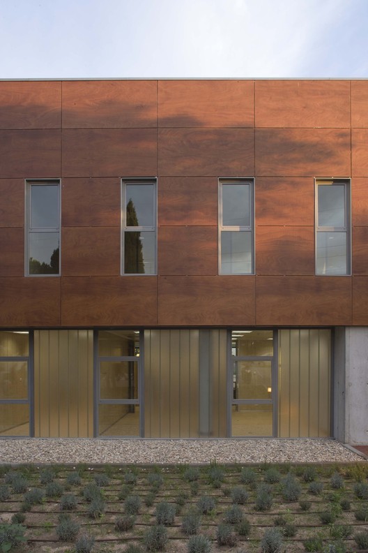 创新翻新体育设施，融入自然美景-32