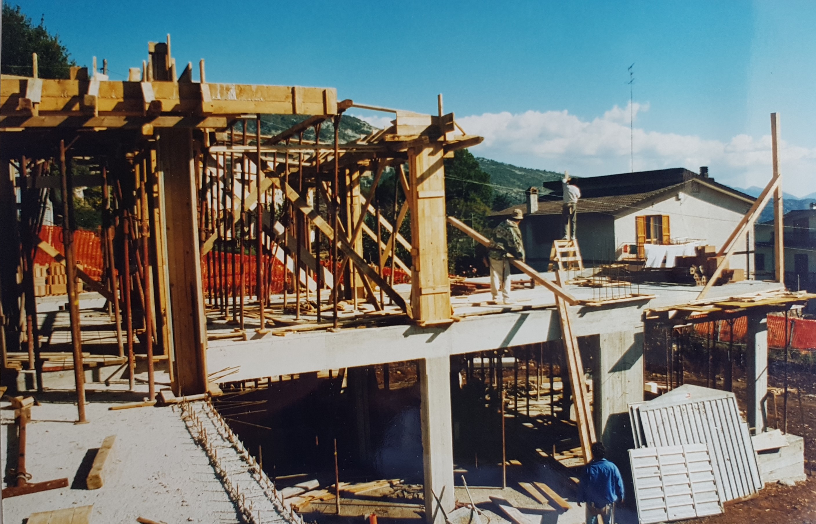 意大利橄榄树丛中的双层别墅设计-59