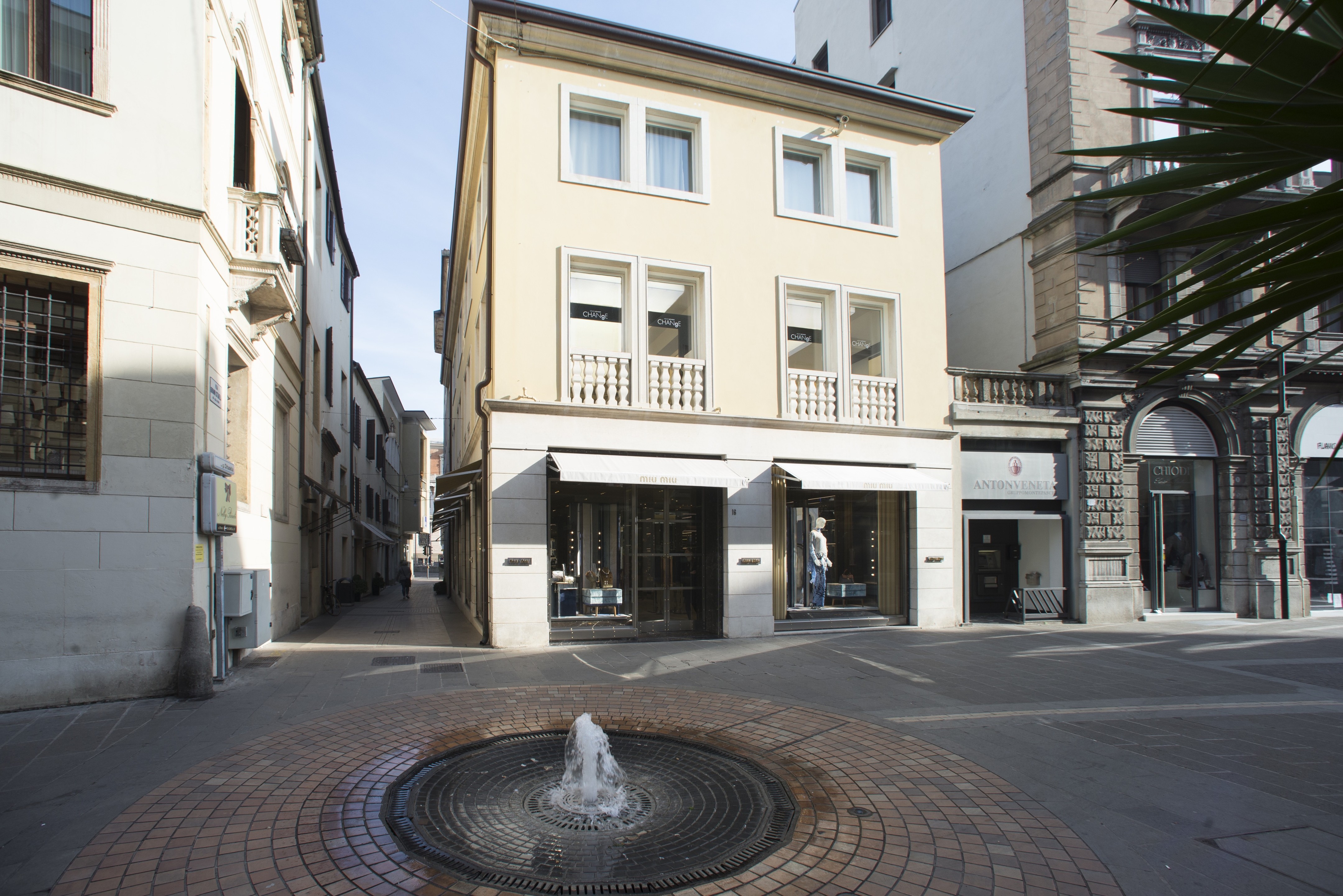 变化的线条之美 · 意大利商店室内设计-1