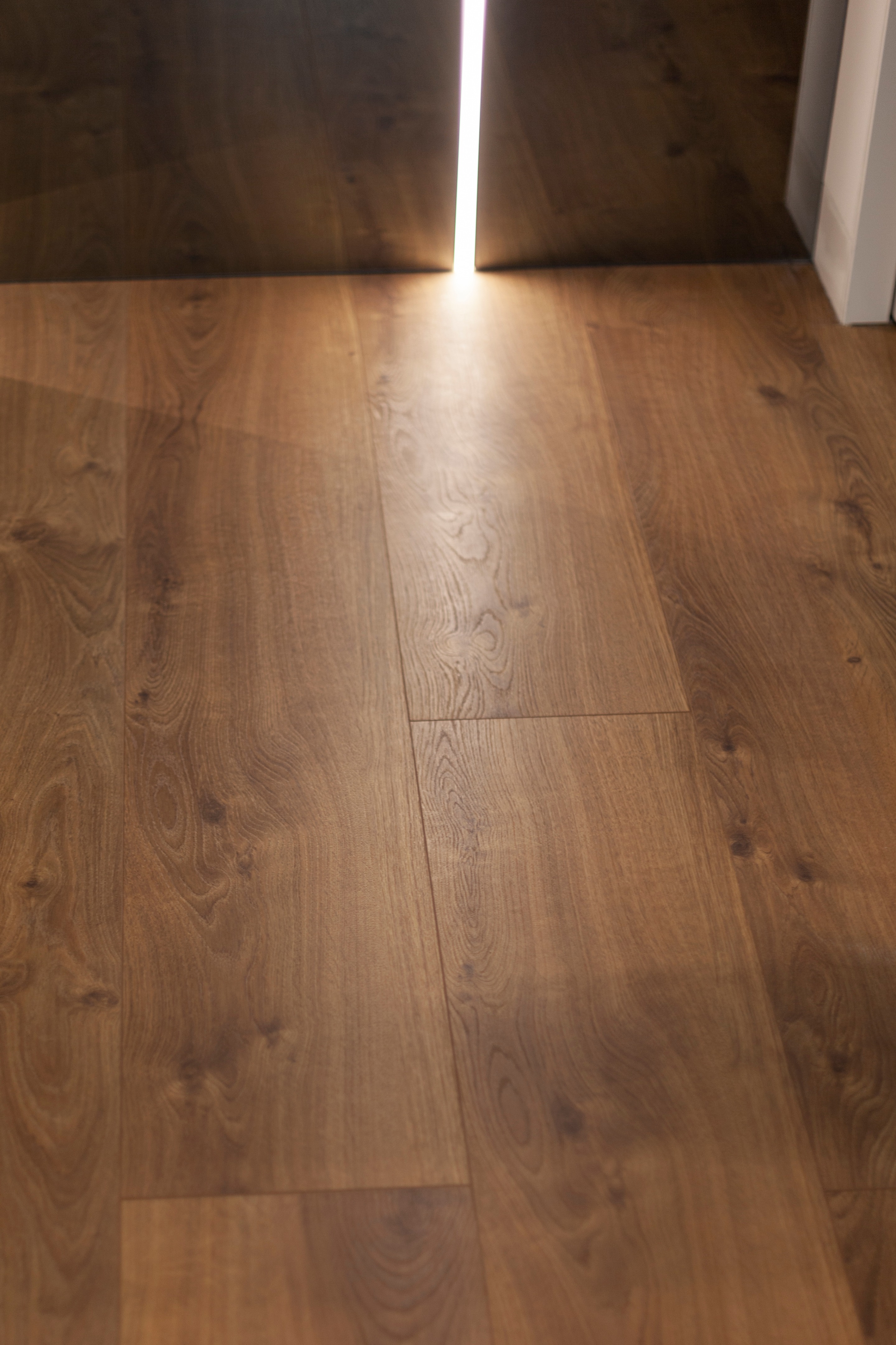 极简风格顶层公寓，温暖木质地板与经典黑白浴室设计-32