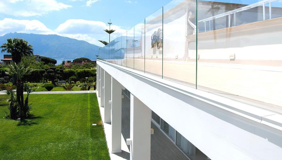 融合自然与建筑的蓝马林俱乐部餐厅设计-3