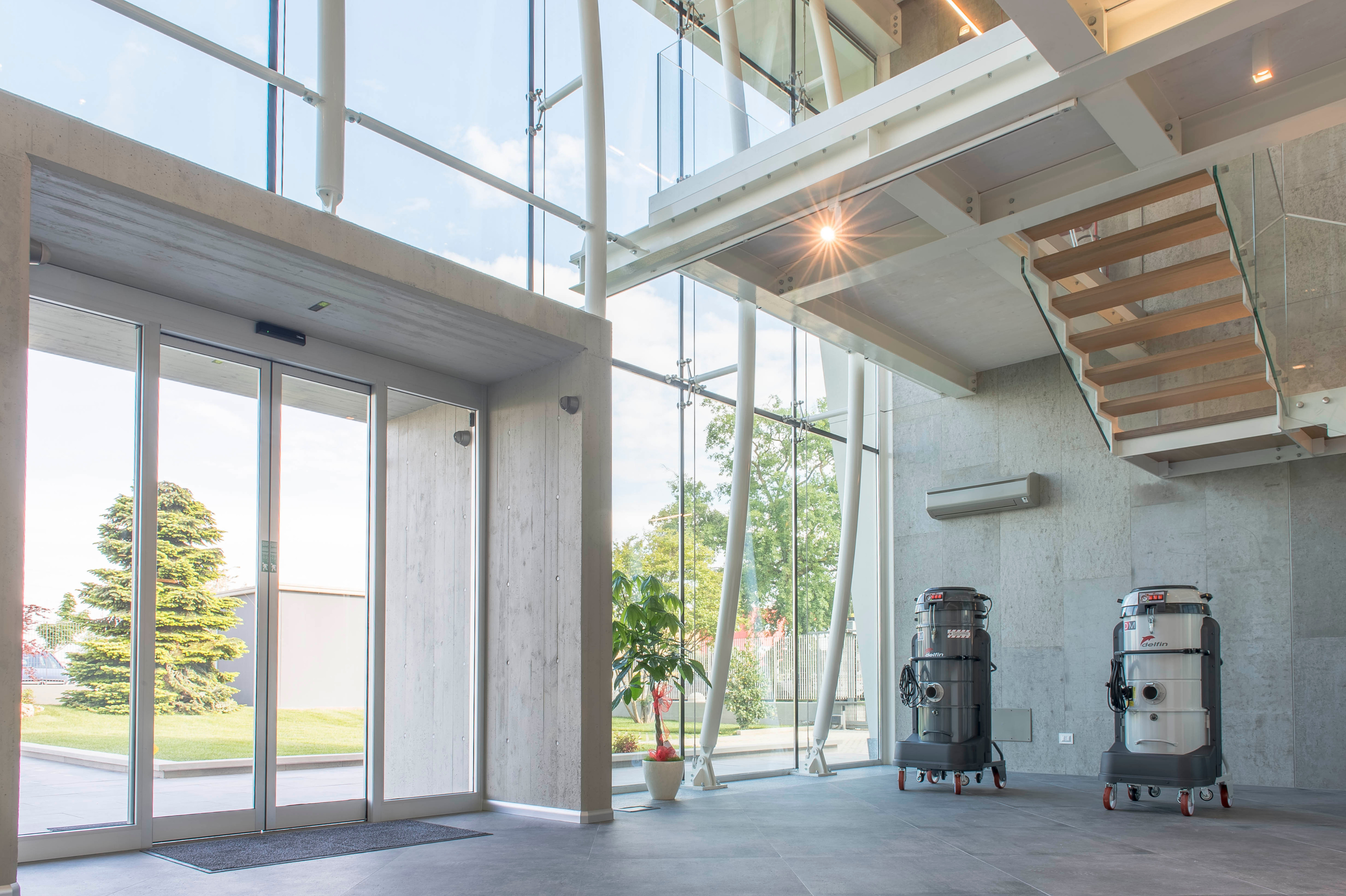 玻璃与钢铁的现代办公空间-5