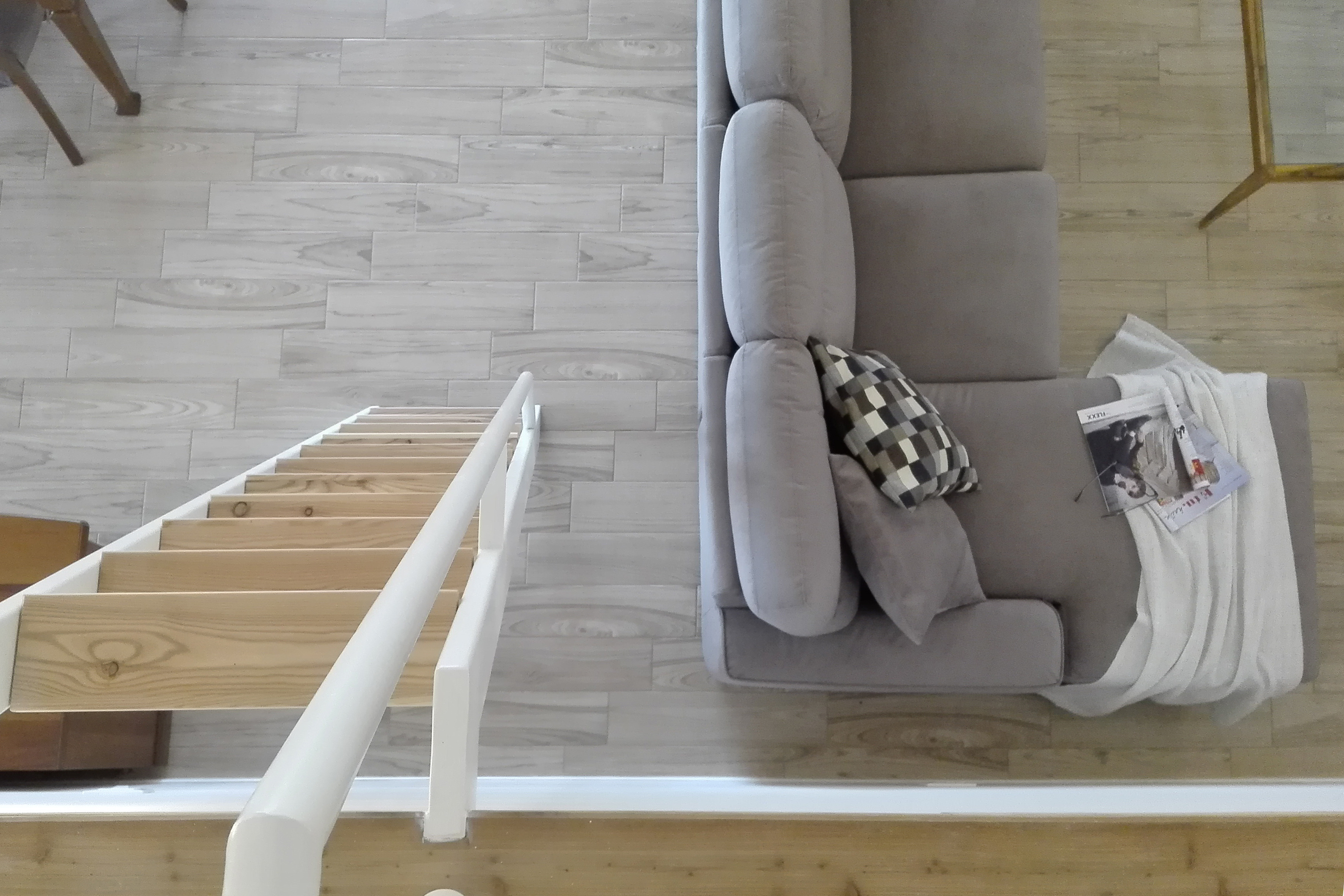 绿色山丘中的家庭住宅 T-21