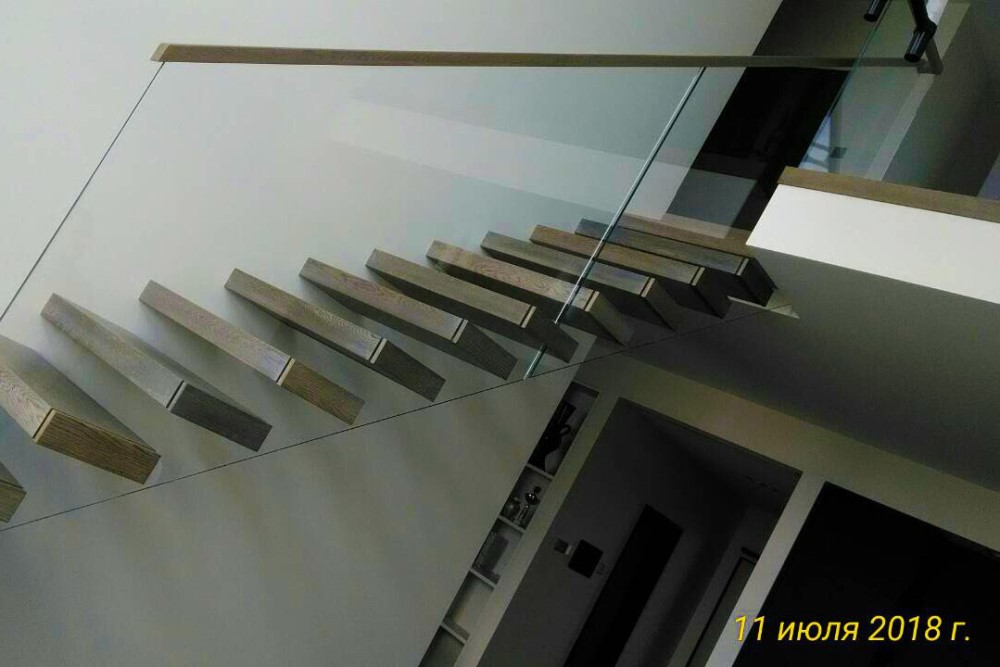 玻璃幕墙上的悬浮楼梯-5