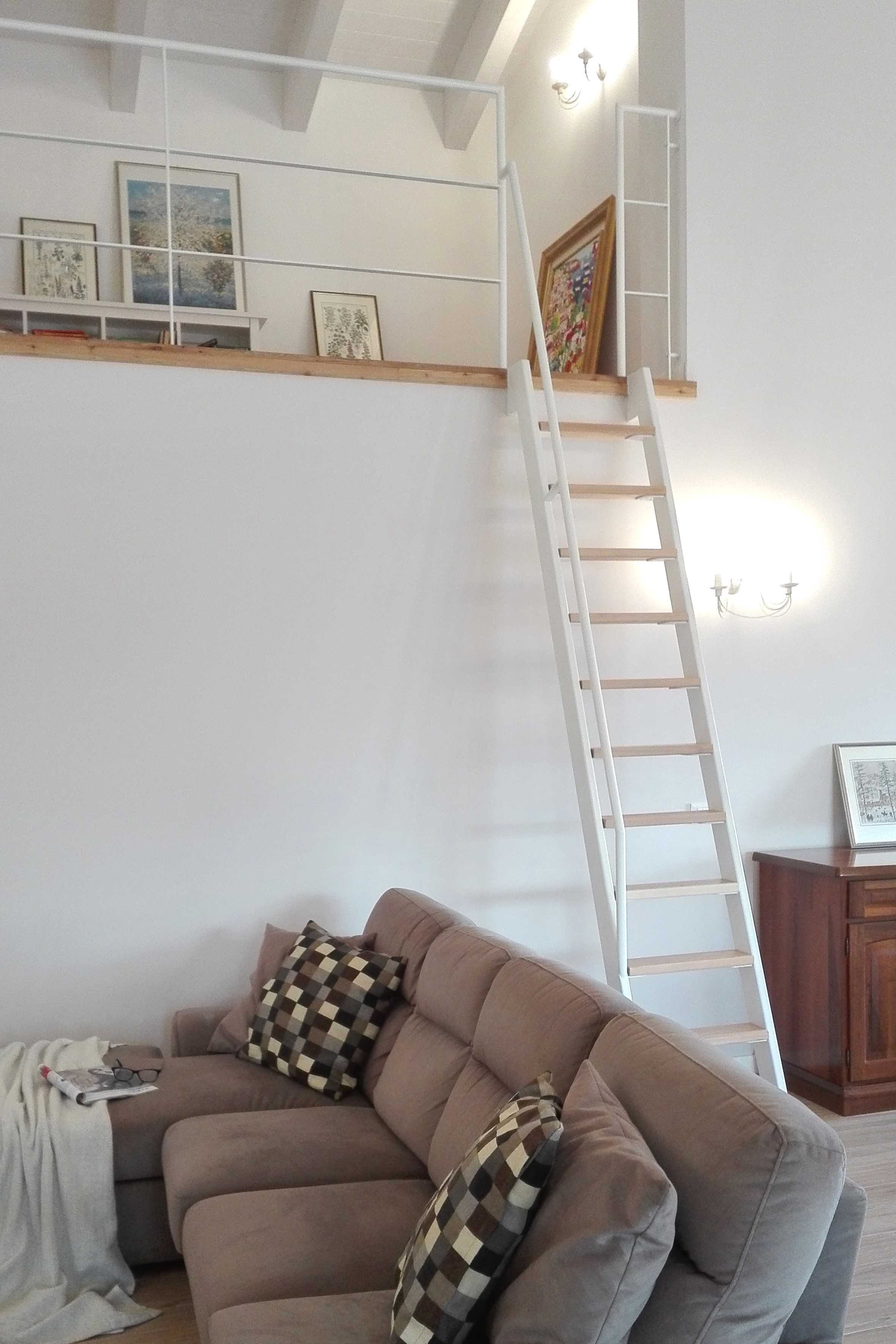 绿色山丘中的家庭住宅 T-18