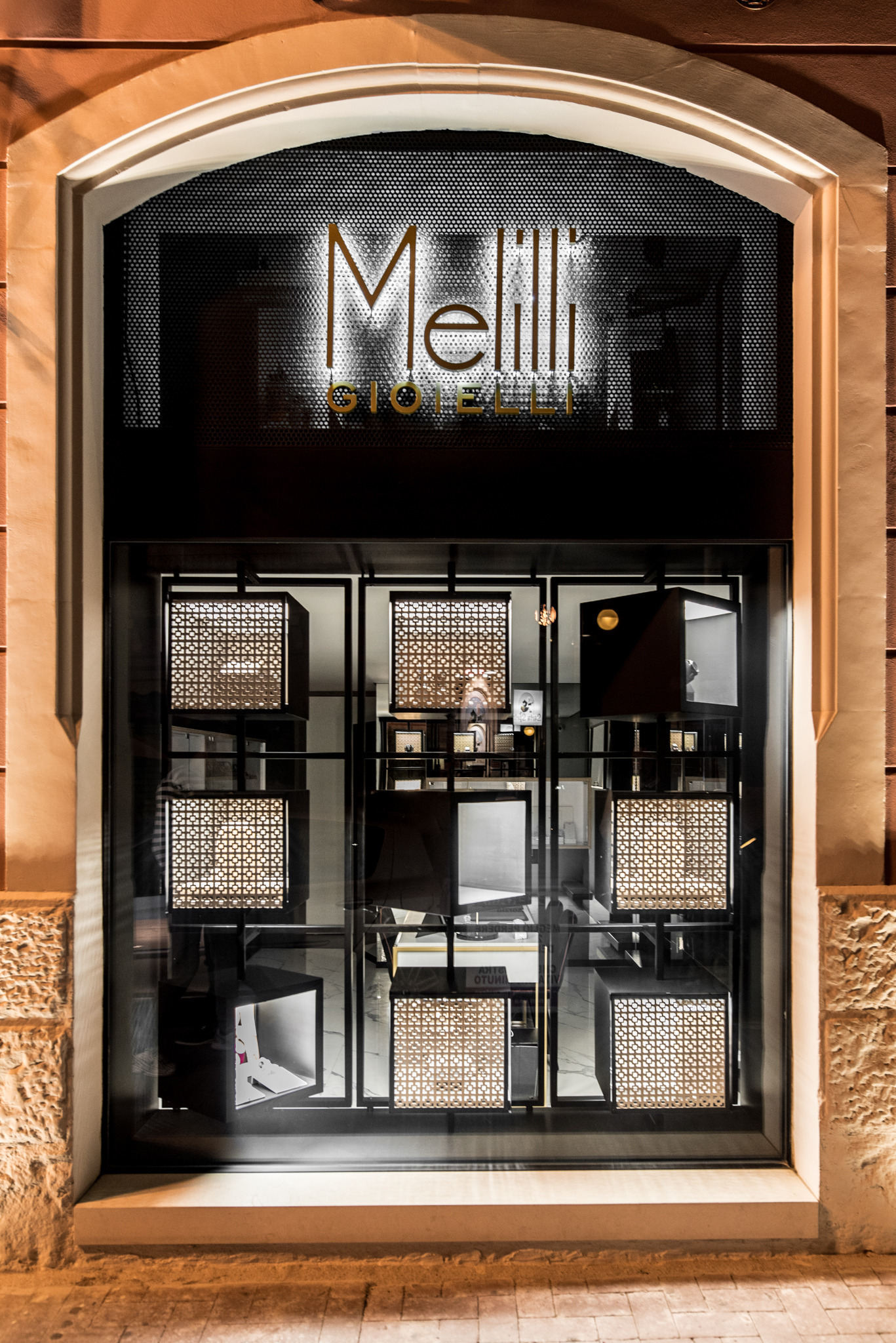 古韵新生 | Comiso 历史建筑中的珠宝店设计-11