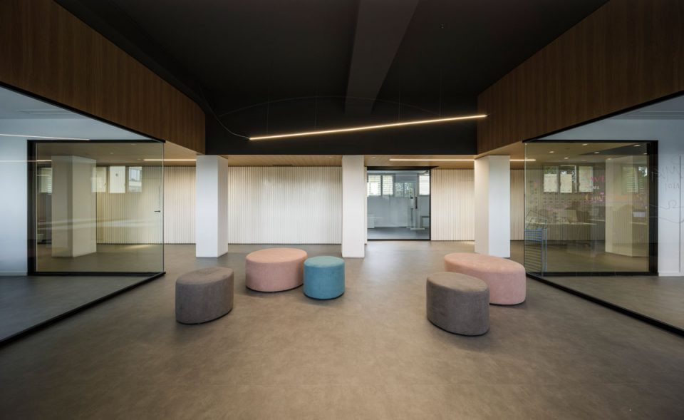 列伊达旧军事总部变身高颜值培训办公空间-1