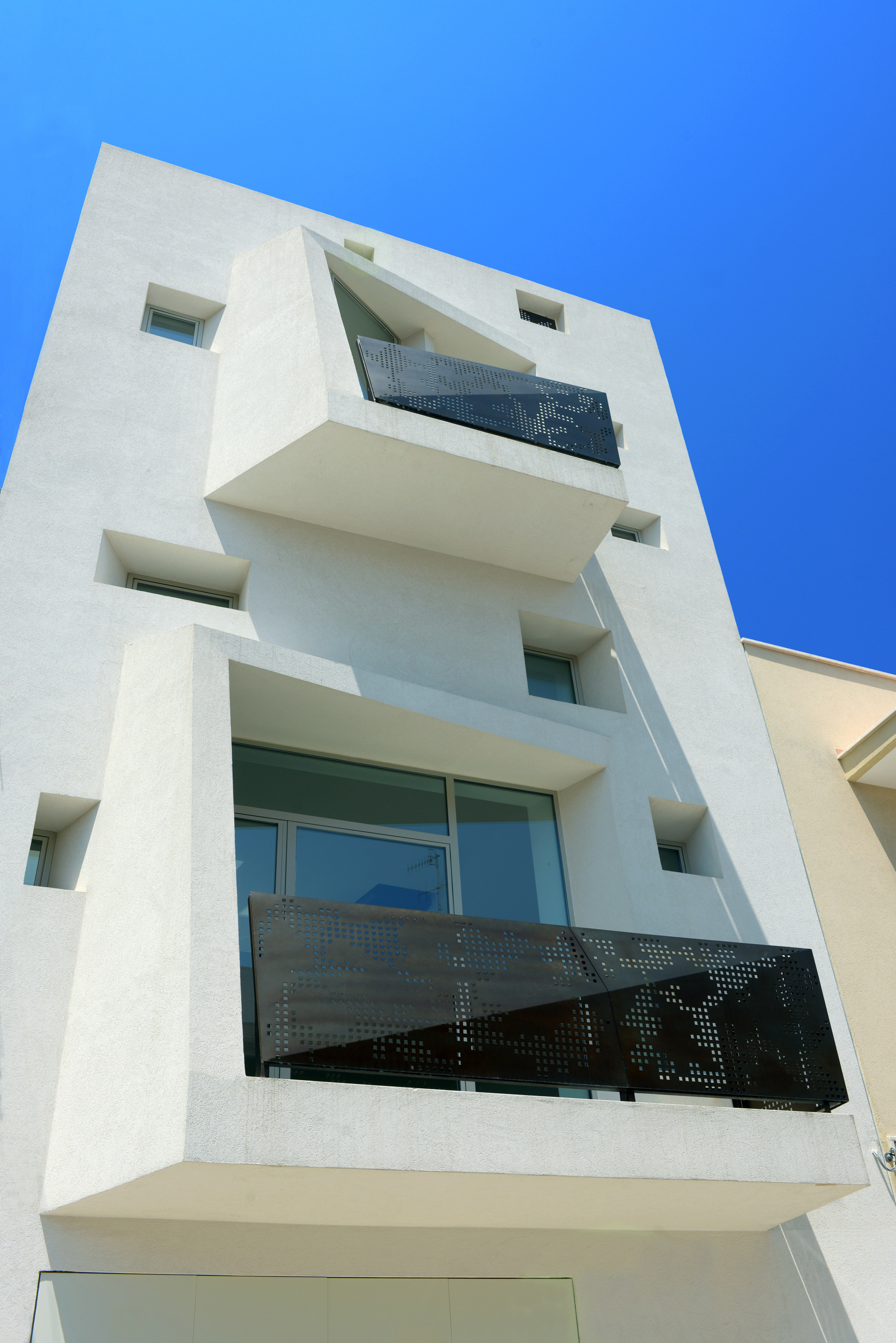 岩石中的三层住宅-3