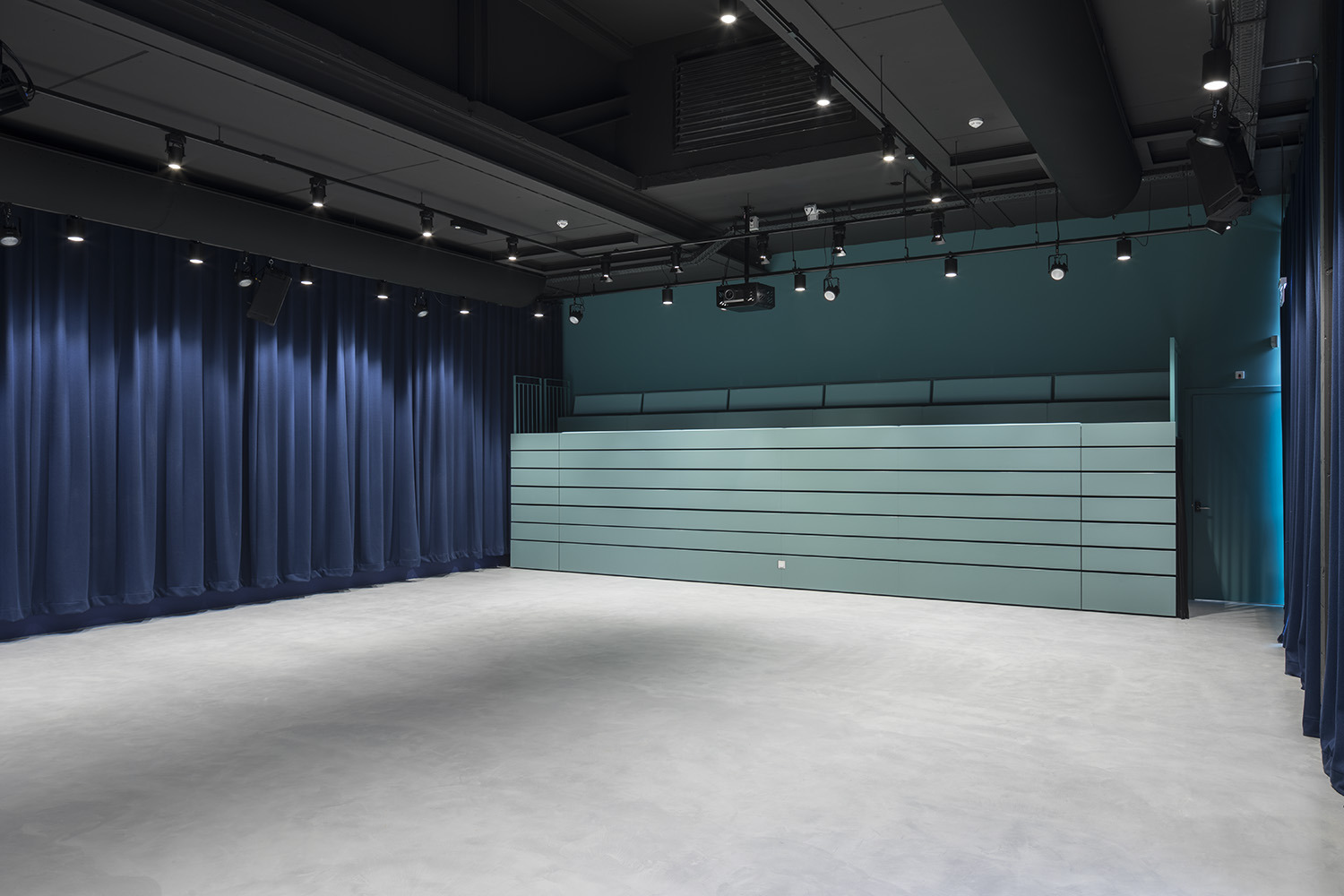 Amsterdam 地标建筑变身创意共享办公空间-40