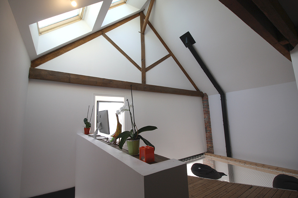 2017 年改造完成的古旧车库住宅-14