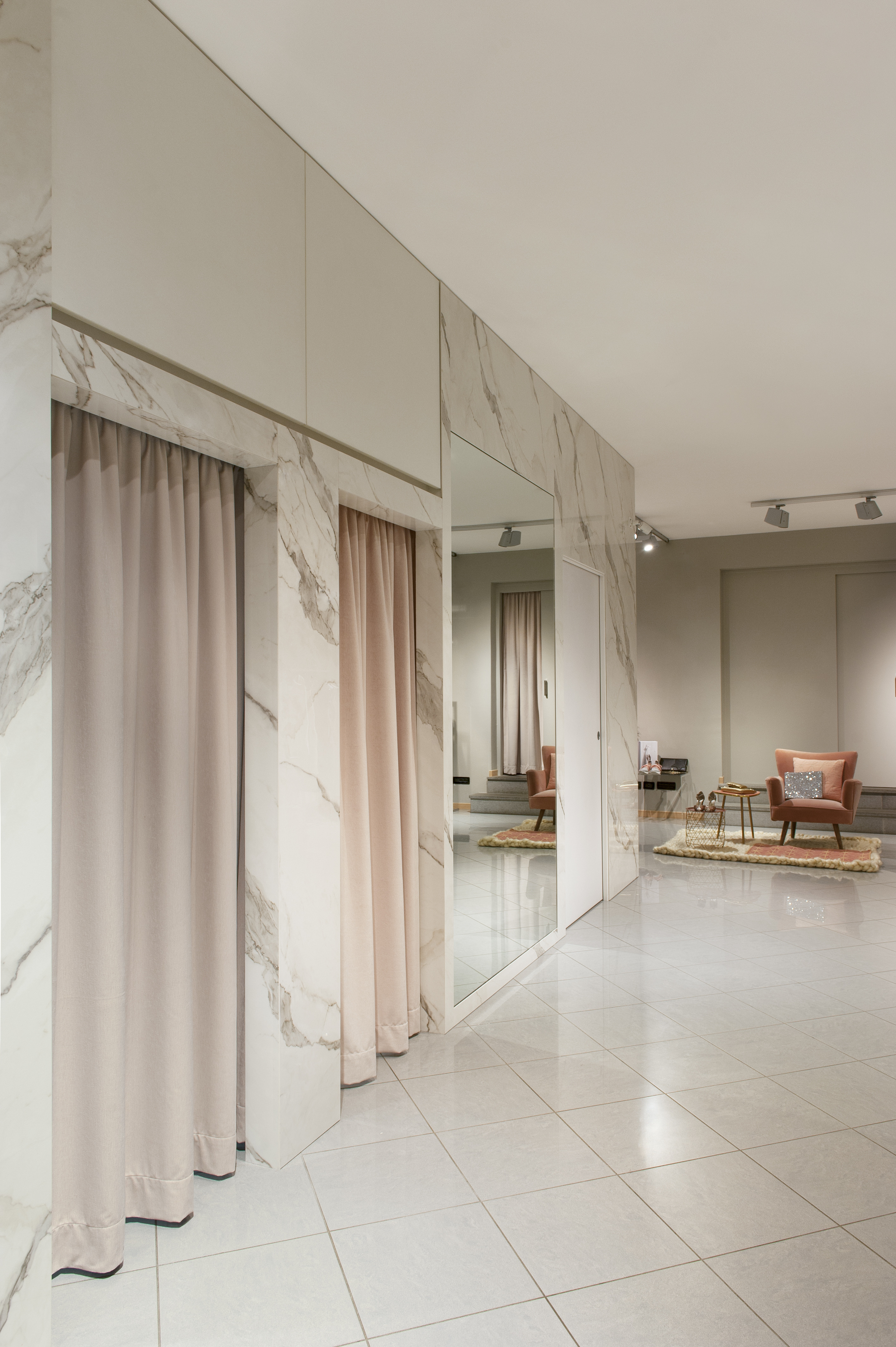 金色大理石与铜质元素打造的时尚概念店-3