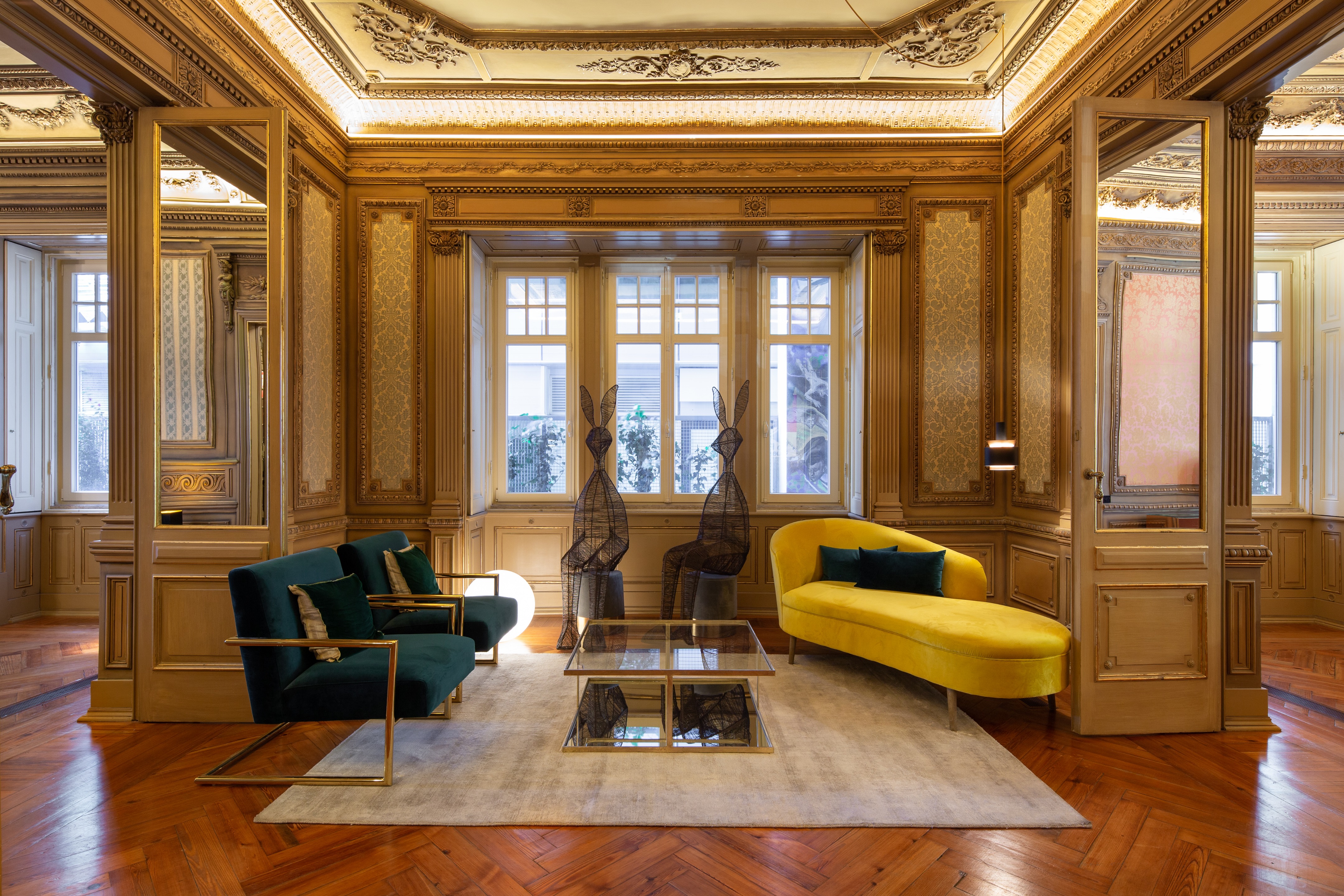 葡萄牙历史建筑翻新，打造艺术气息浓厚的办公空间-2