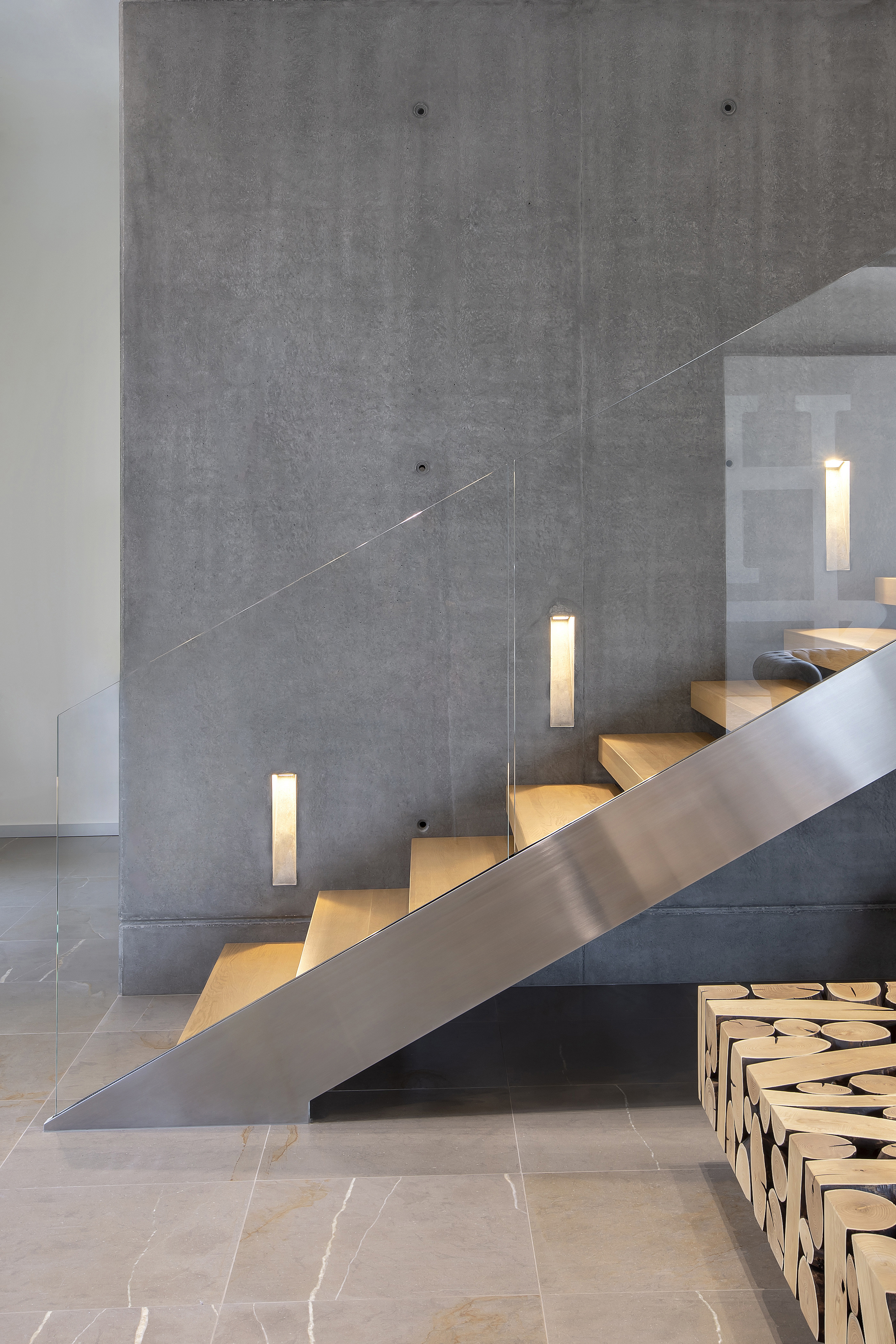 意大利品牌 Herno 总部个性楼梯设计-5