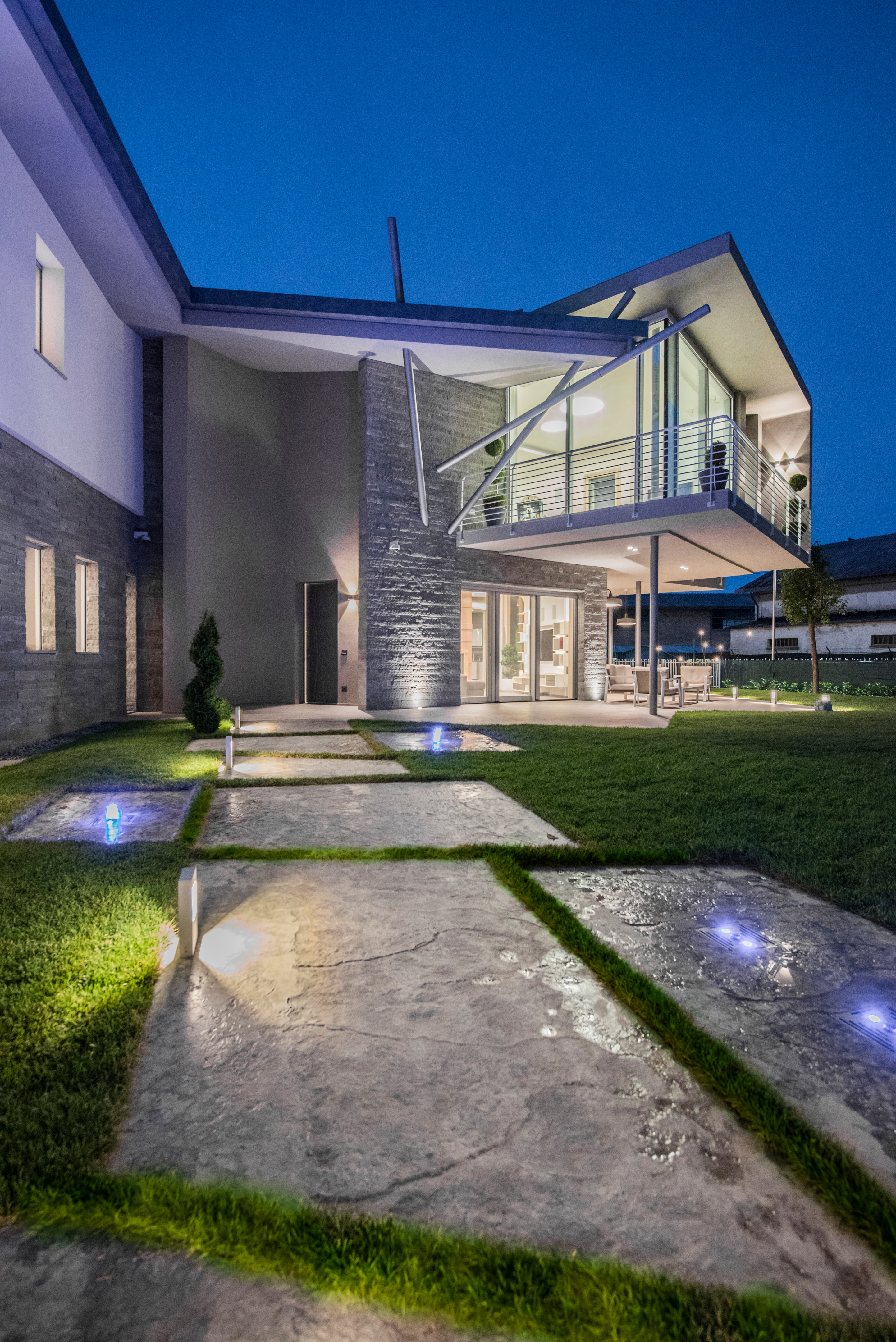 铝制屋顶的四叶草别墅-0