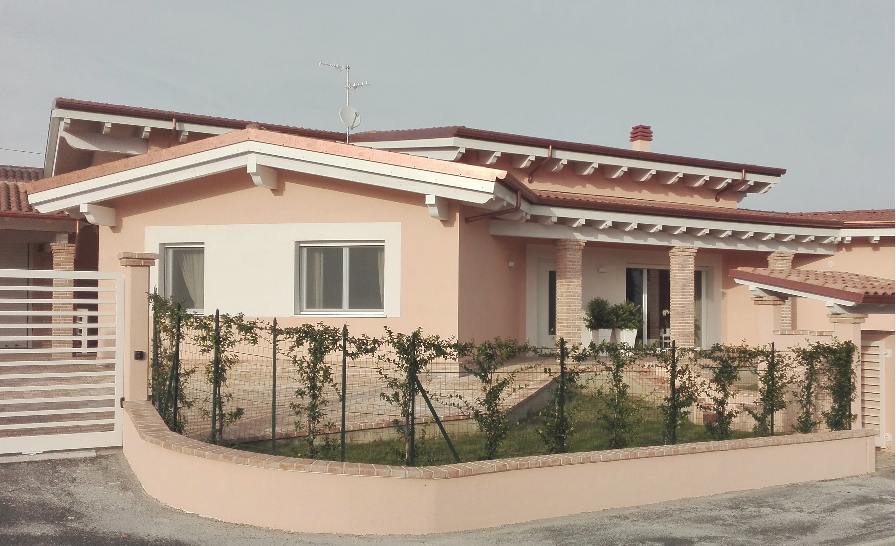 绿色山丘中的家庭住宅 T-3