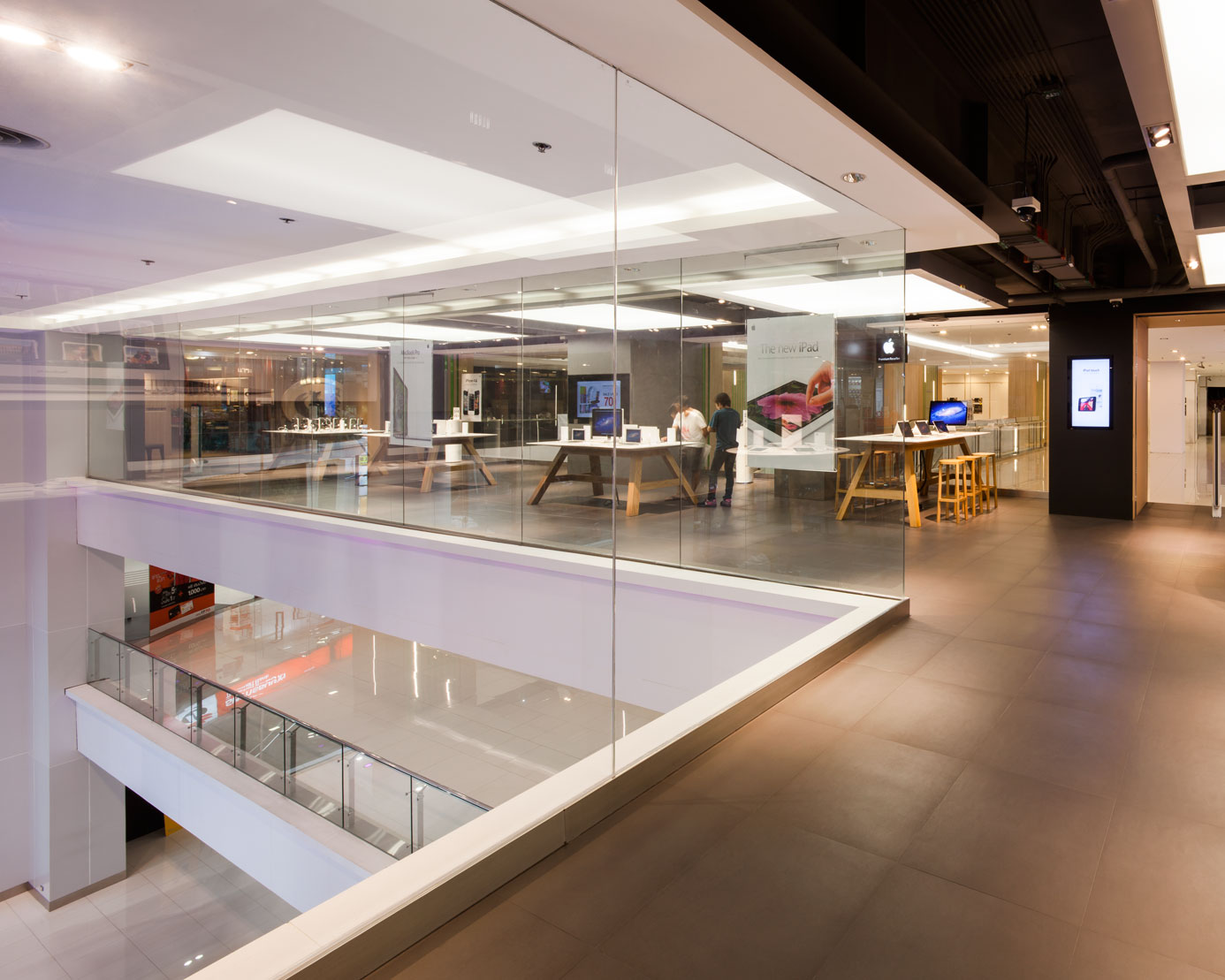 泰国 iStudio 旗舰店，玻璃桥上苹果产品展示-5