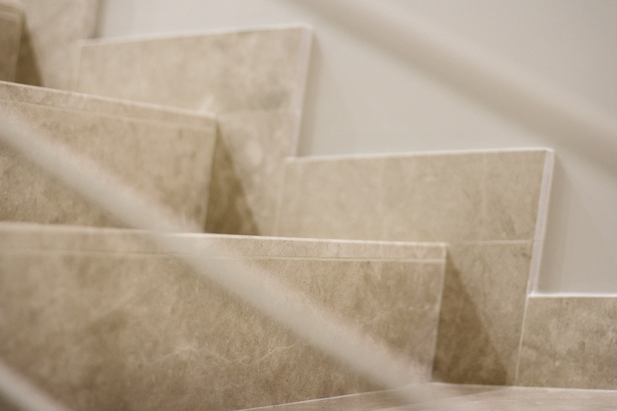 优雅珠宝般的咖啡店设计-31