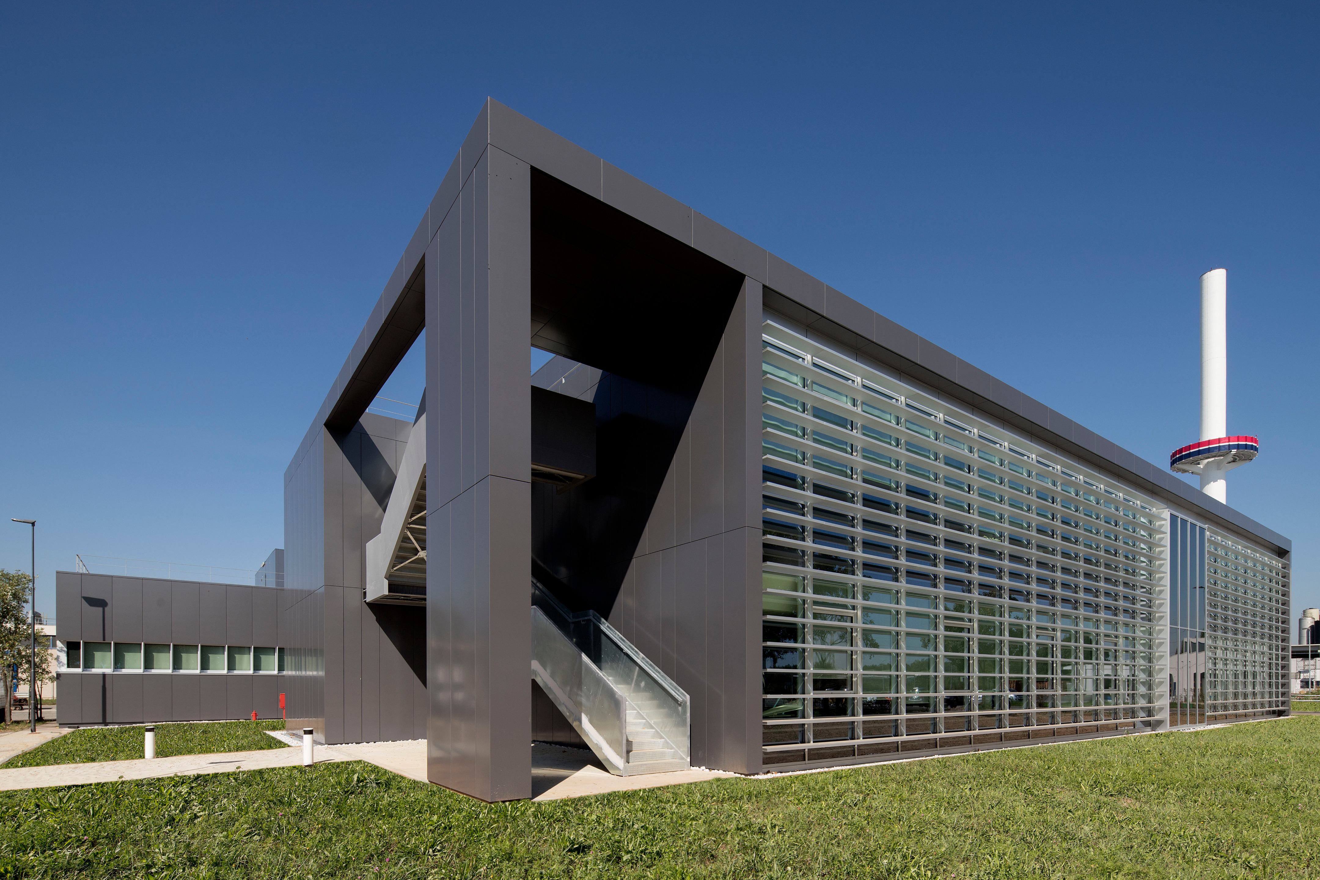 意大利 Filago 总部大楼，双高玻璃连廊与绿意花园的设计魅力-3