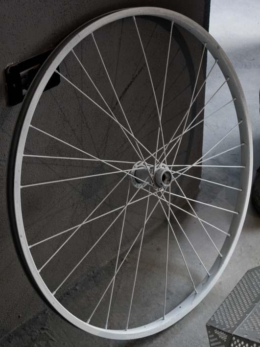 废旧车间变时尚商店的创意重生-6