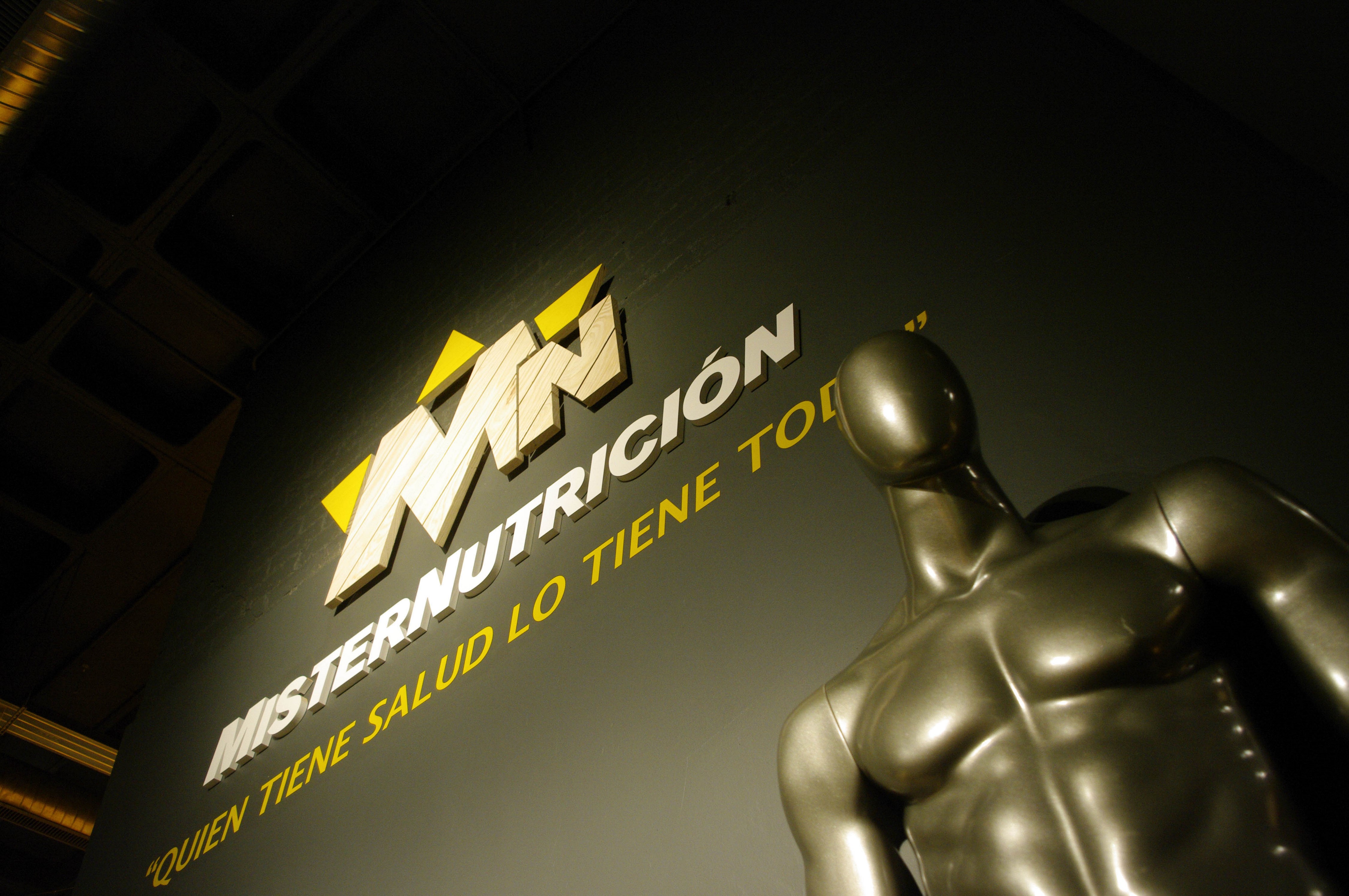 工业风 MISTERNUTRICIÓN 旗舰店，简约设计诠释 Santiago de Compostela-17