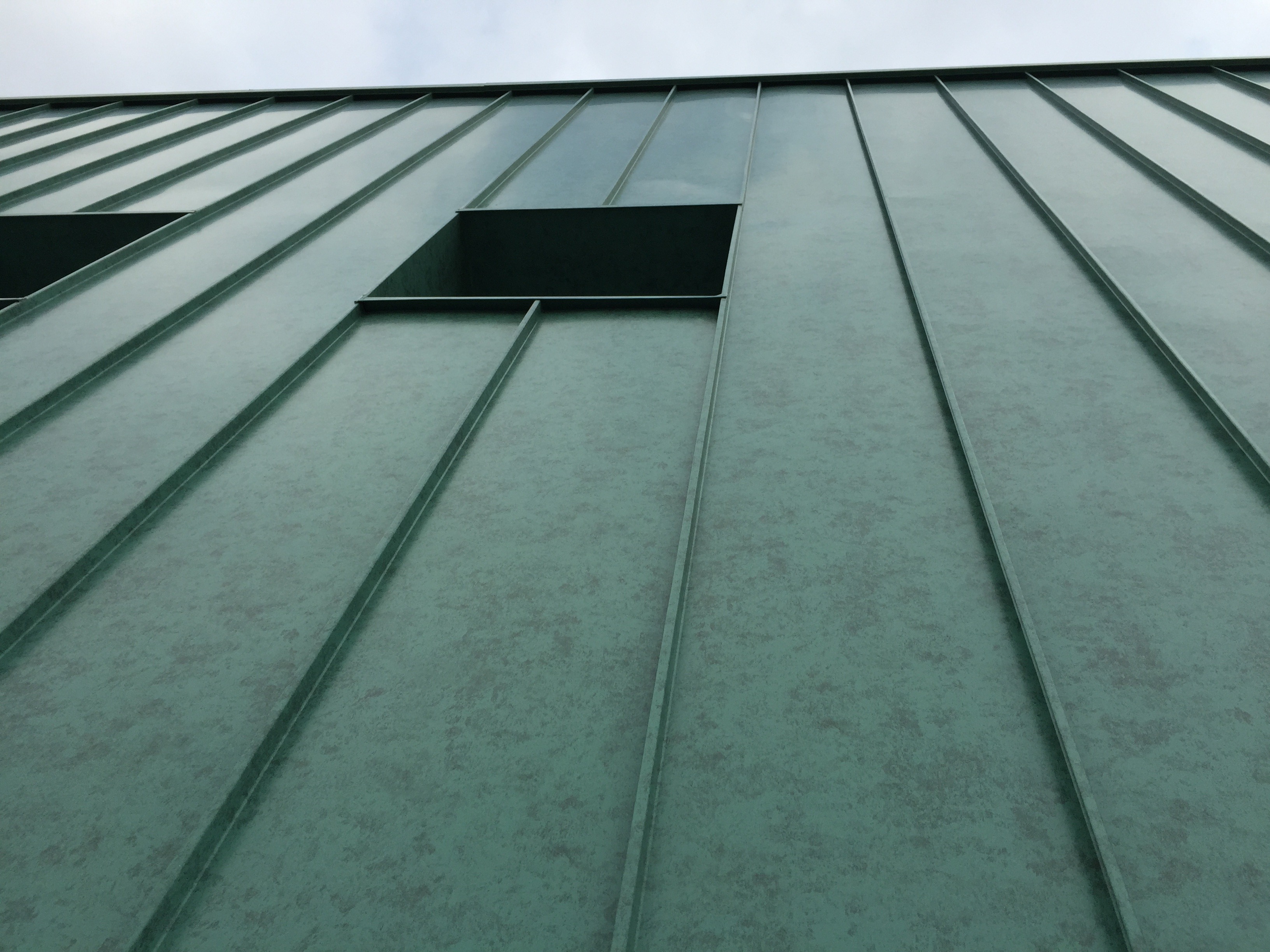 铜锈质感墙面打造多功能市民中心-11