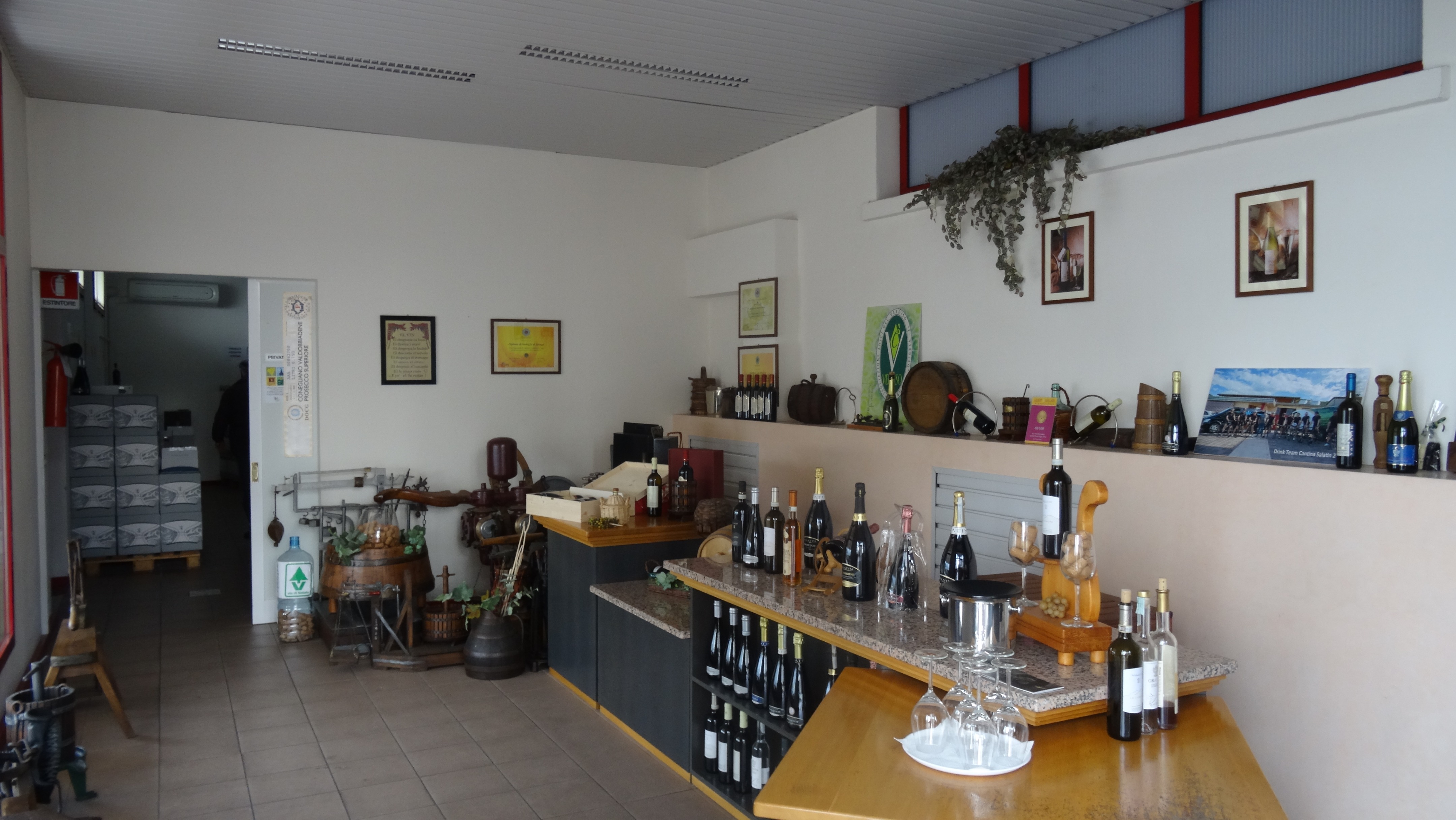 获奖酒庄打造品酒室，古董橡木诠释意大利风情-1