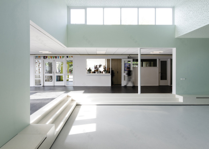 荷兰哈勒姆小学翻新逆袭,绿色走廊里的学习新天地-1