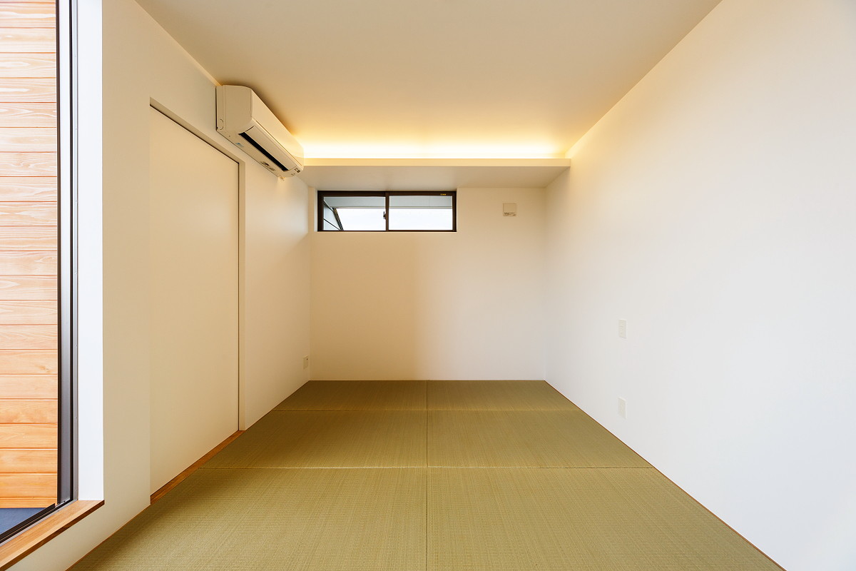 京都豪斯洛极简住宅 | 木质定制空间与倾斜天花板设计-17