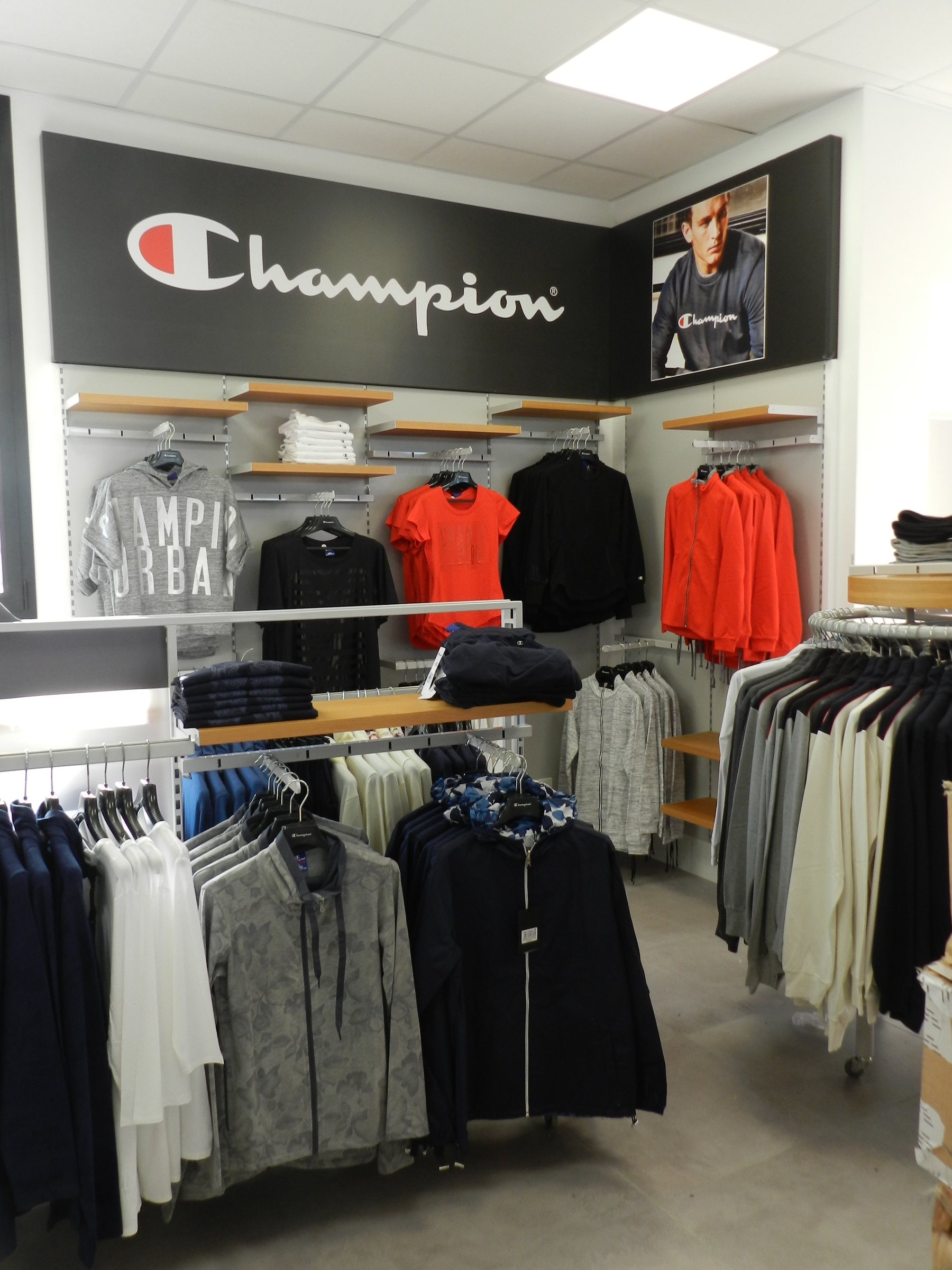 运动服饰专卖店设计-17