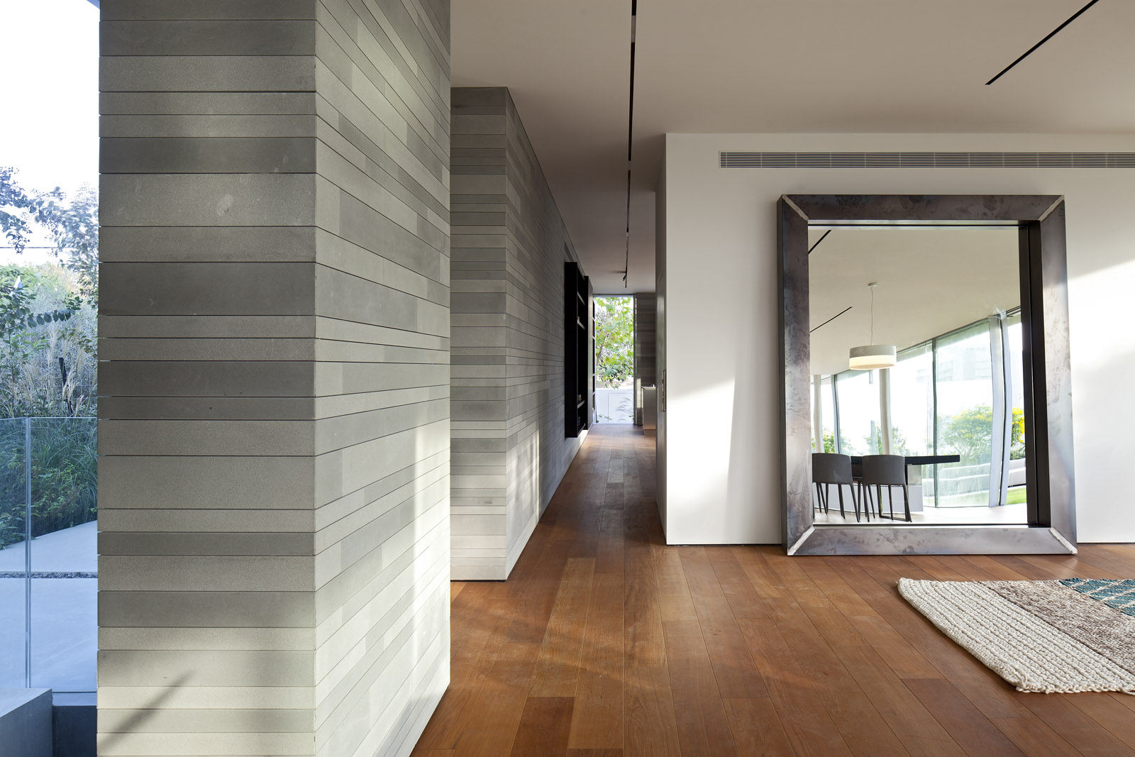 线性之家 | 利用石墙与木“Mashrabiya”打造四维空间-15