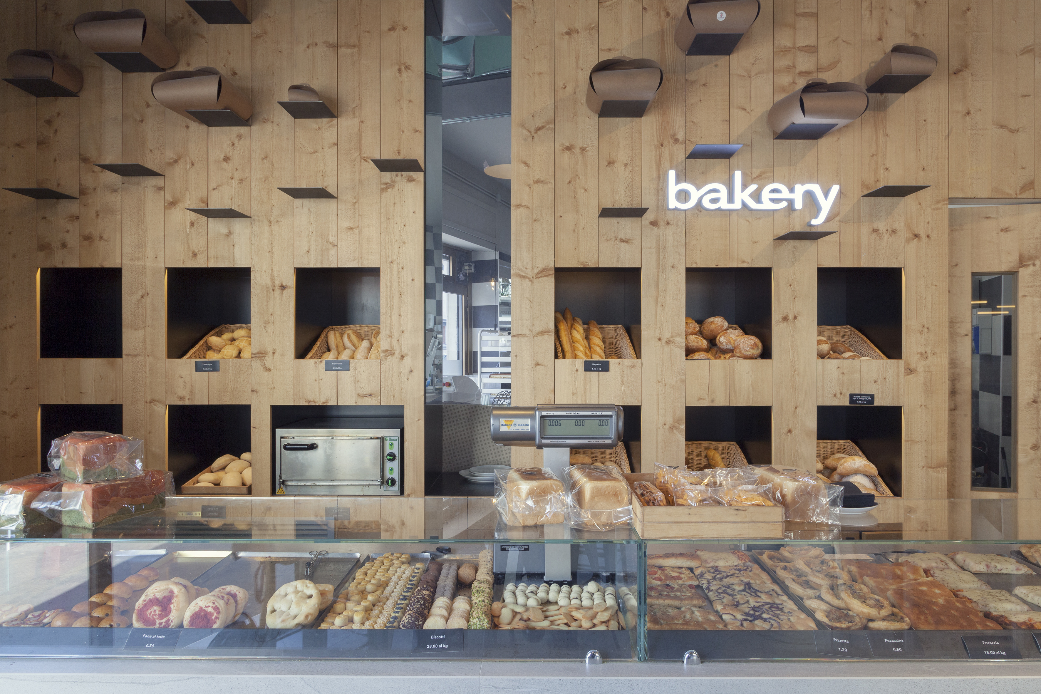年轻多元的意大利面包房设计-1