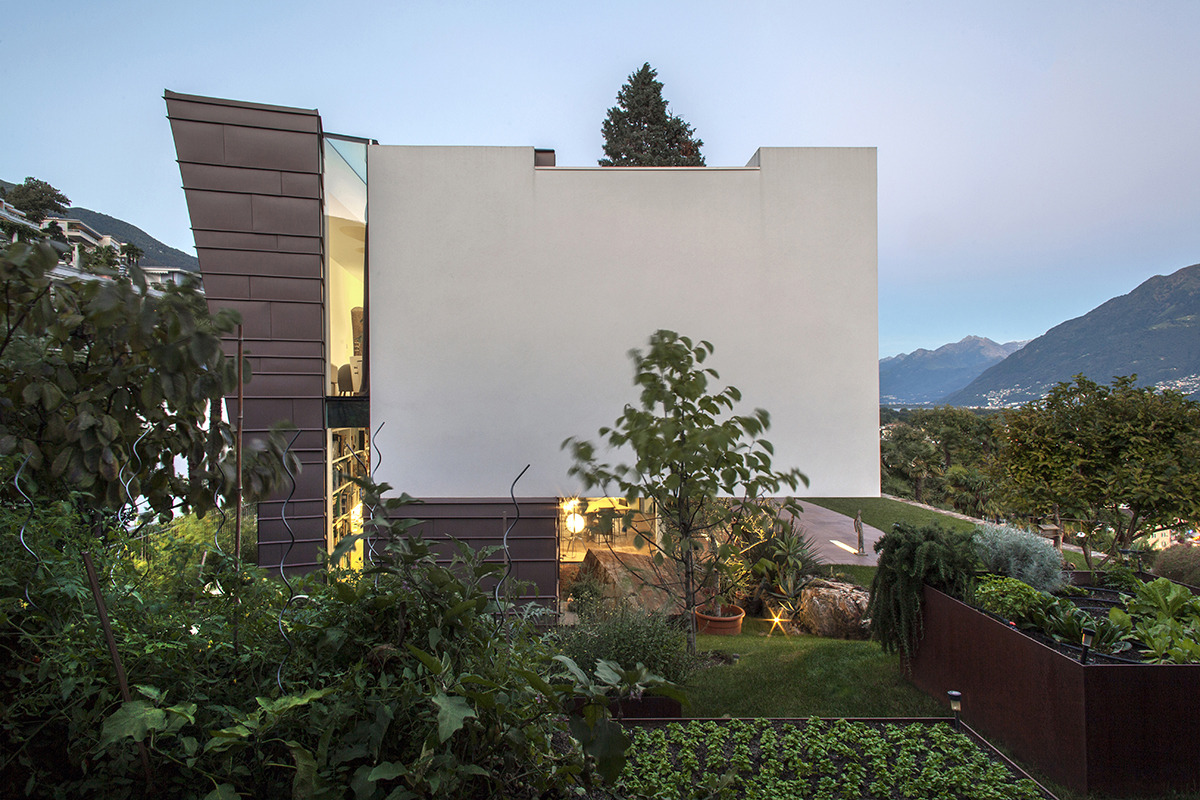 意大利马焦雷湖畔的翻新单家庭住宅-3