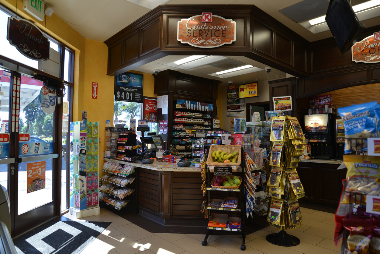 美国 Erika Winters 设计的 76 商业中心超市-3