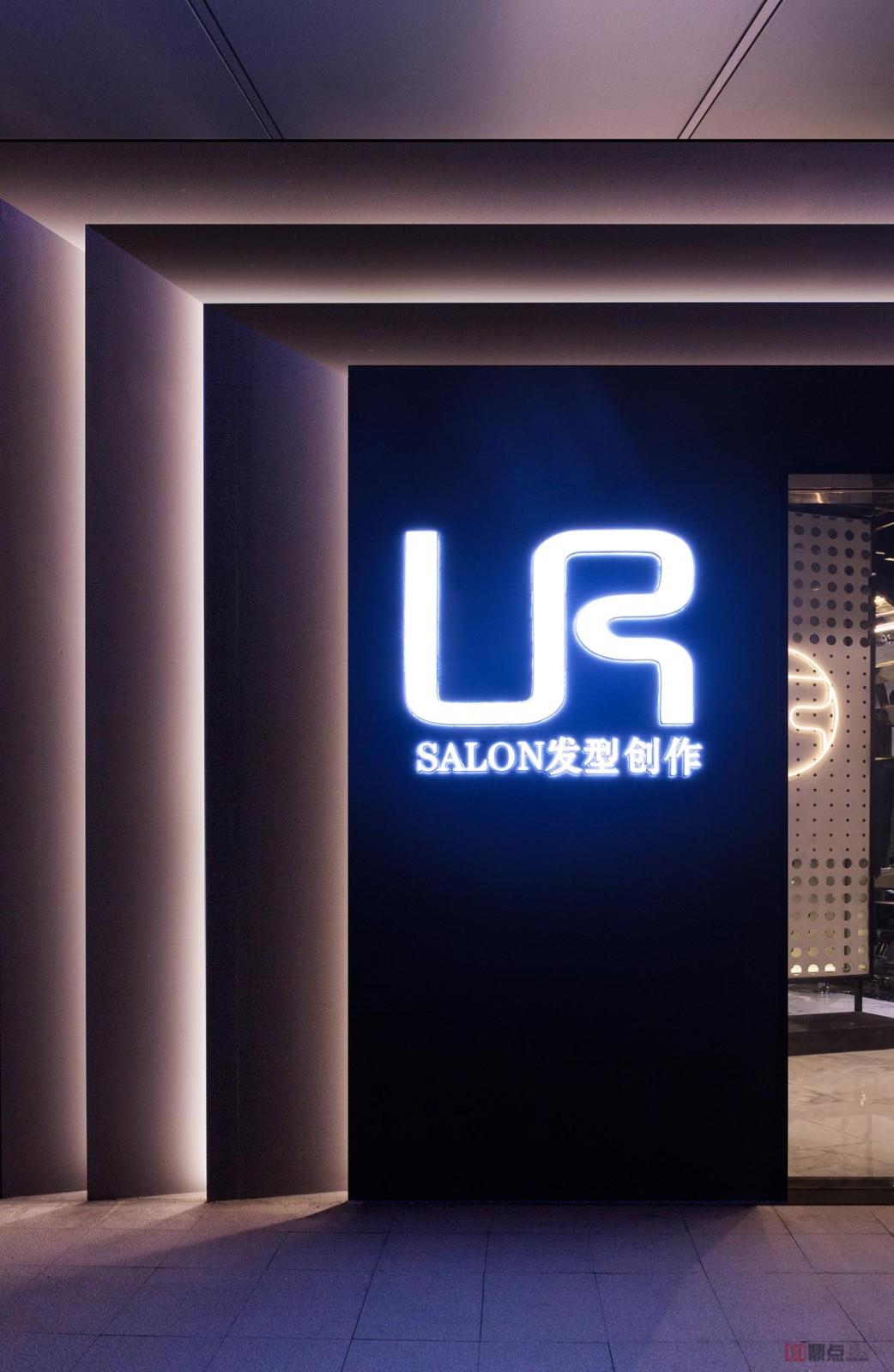 UR SALON 美发沙龙空间 | 高端不锈钢金属与艺术感碰撞-1