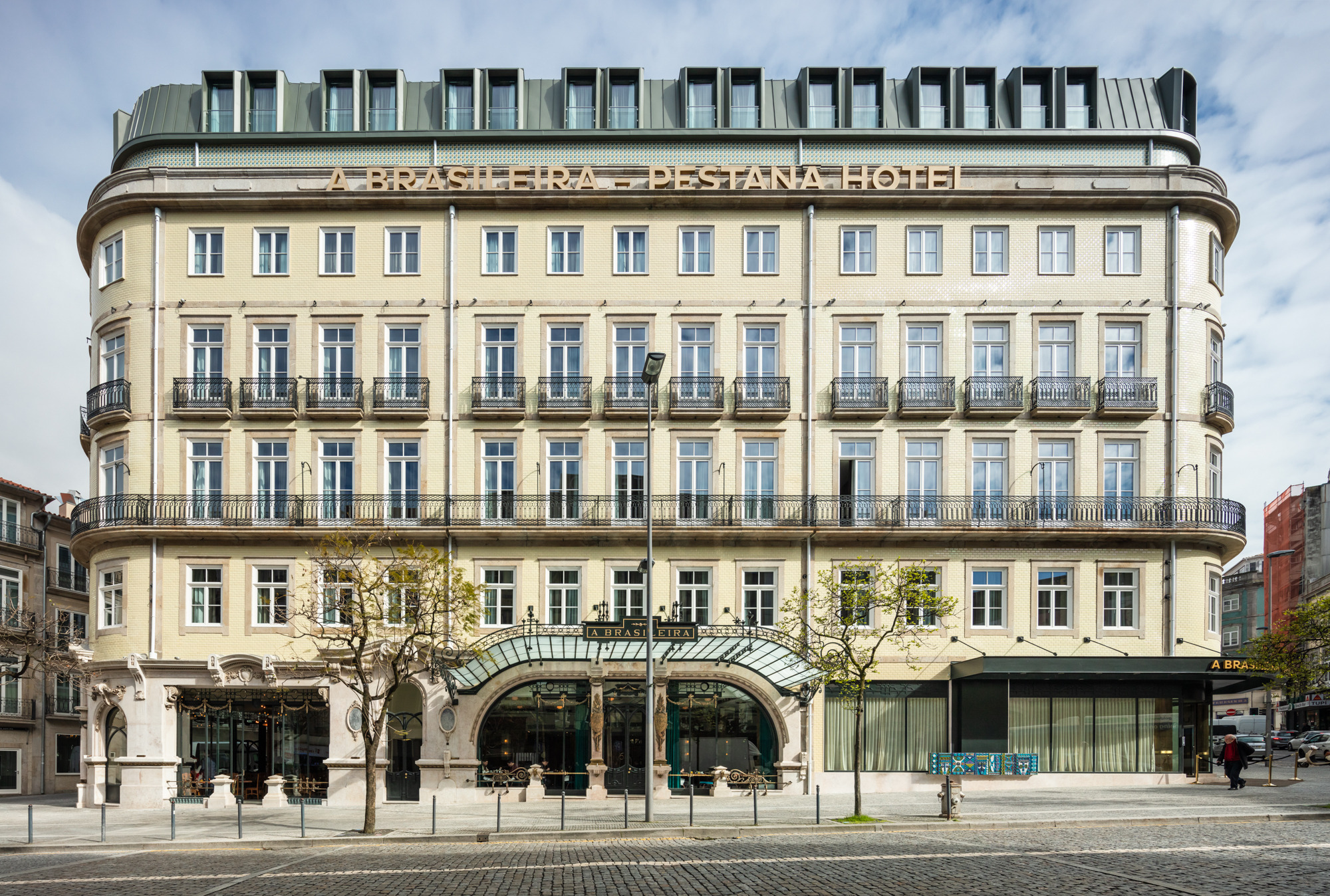 葡萄牙波尔图历史建筑“A Brasileira”酒店的修复与新生-0