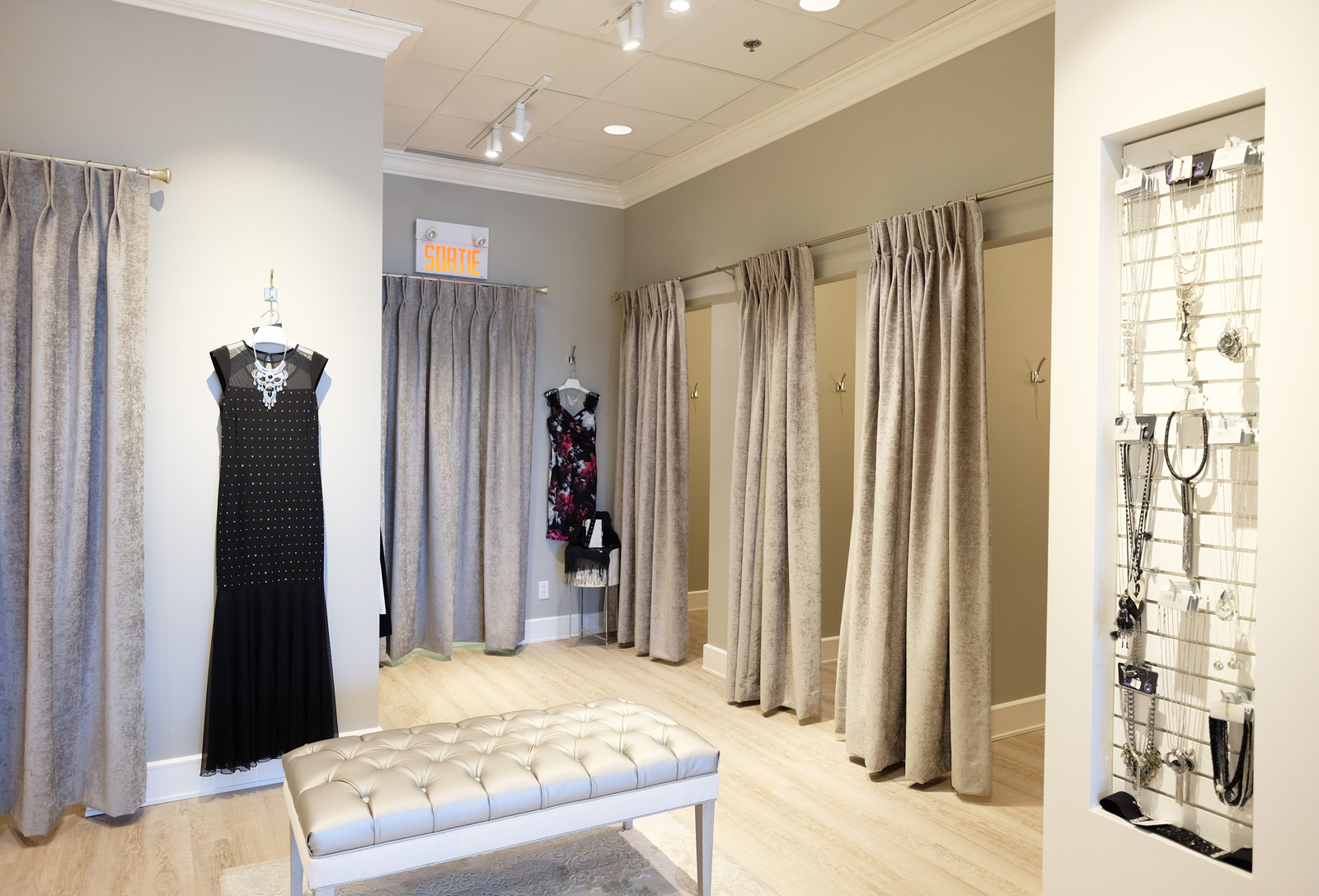 温馨女性专卖店 | Lauri's Boutique 的室内设计解析-33