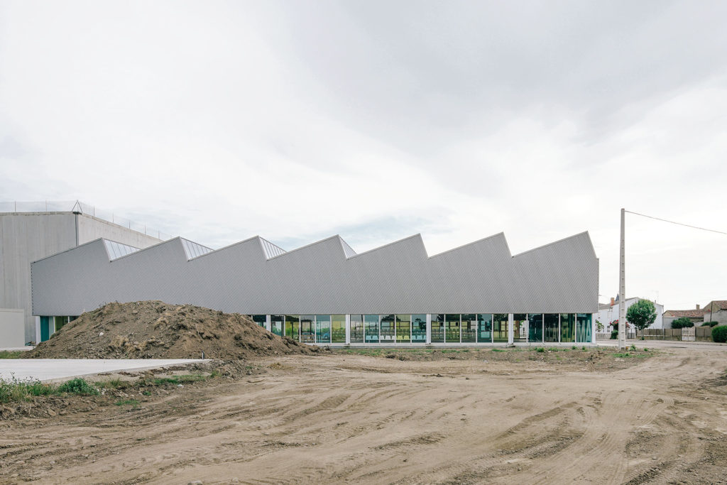 乡间悬浮的运动中心-4