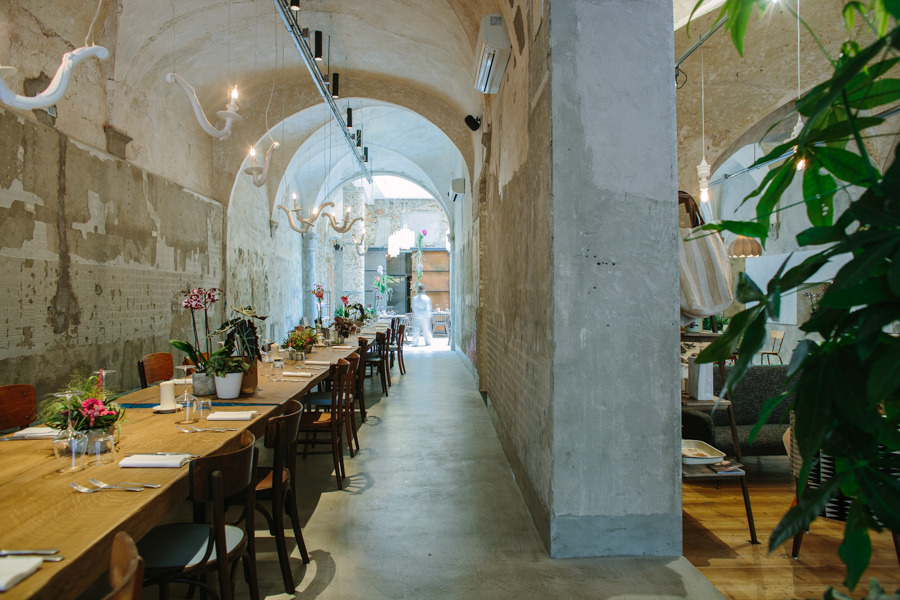 复古韵味与现代设计共融的餐厅空间-19