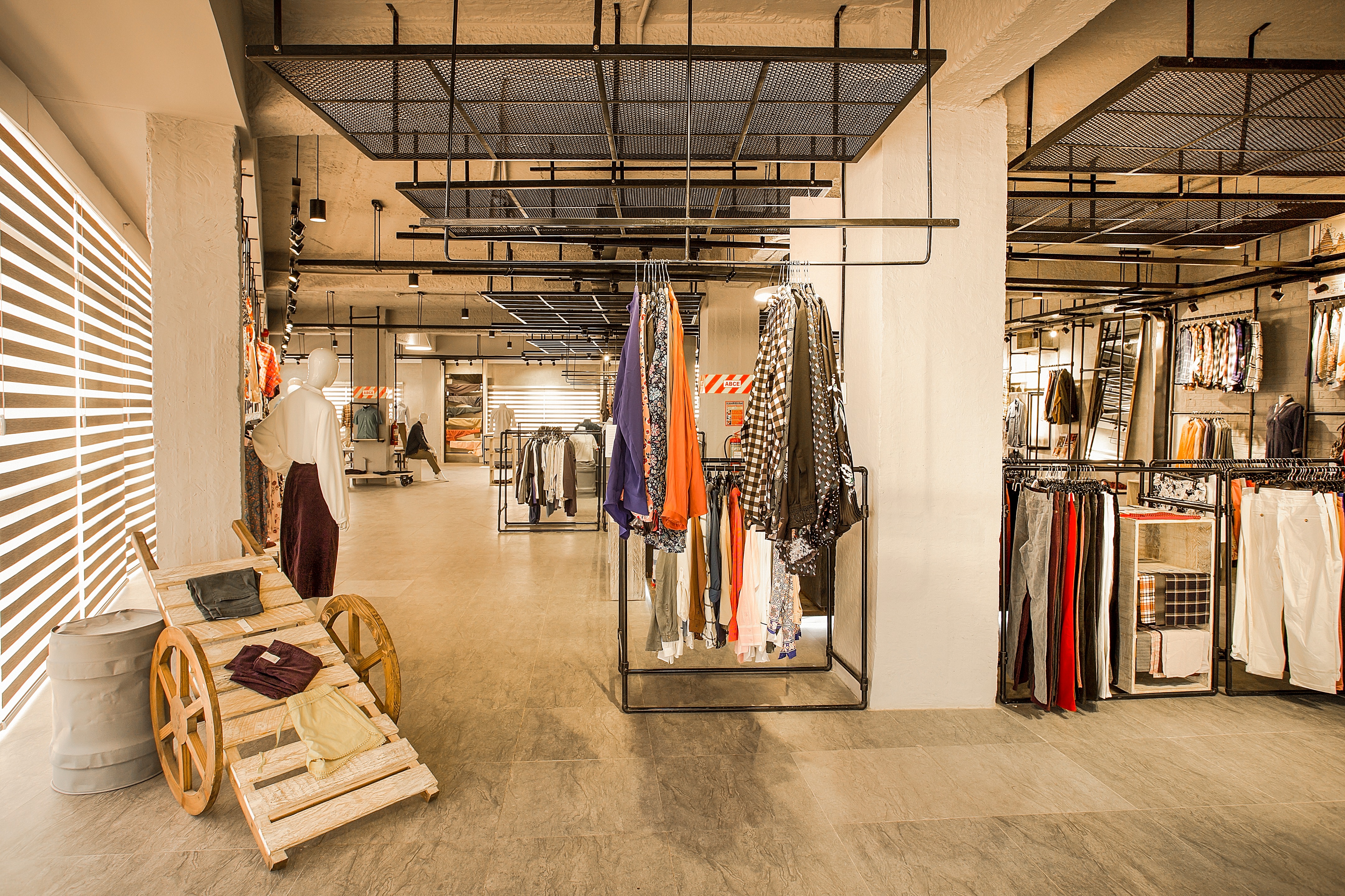 2017 年完成的工业风时尚展示厅室内设计-2