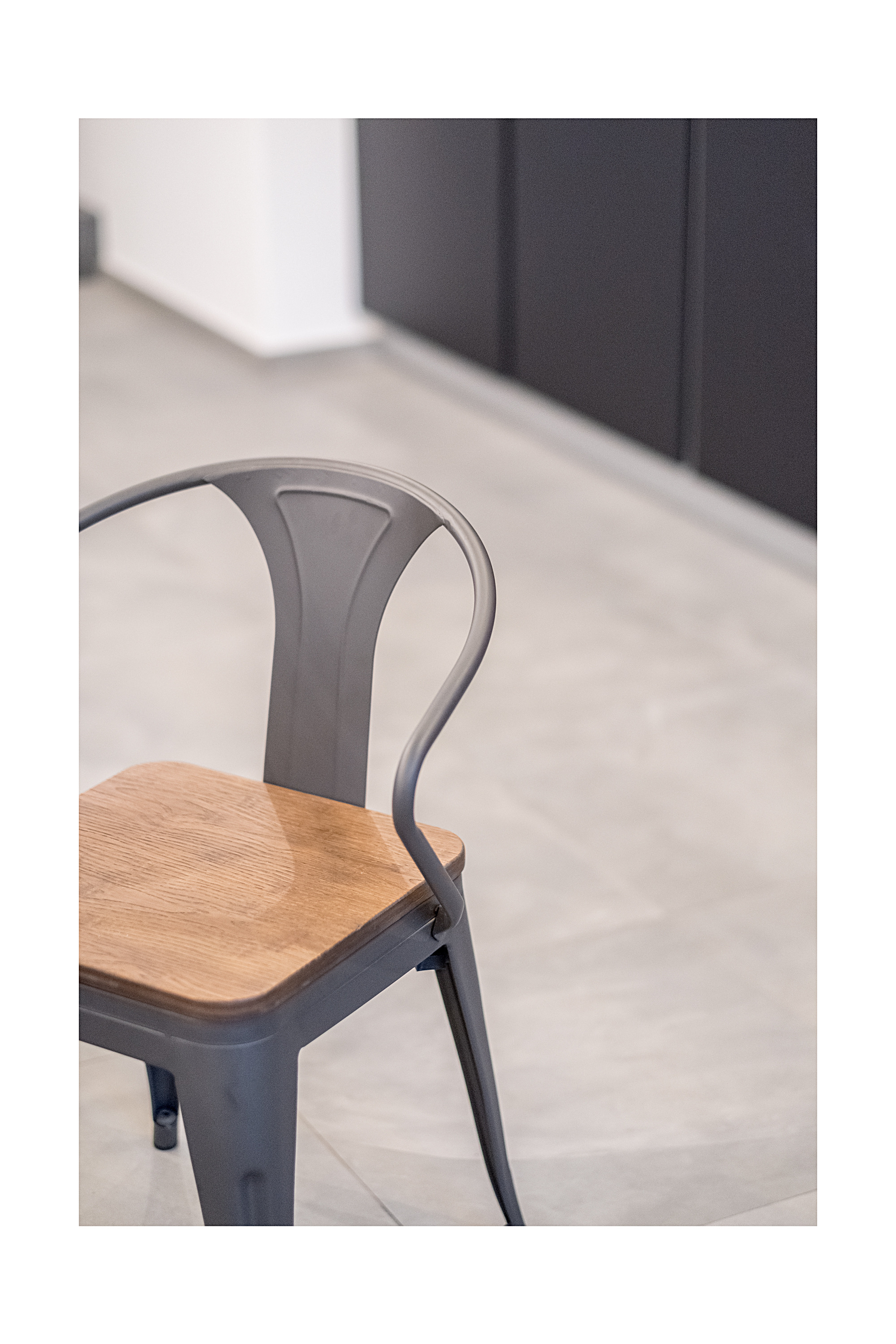 2018 年工业风黑色公寓设计-12